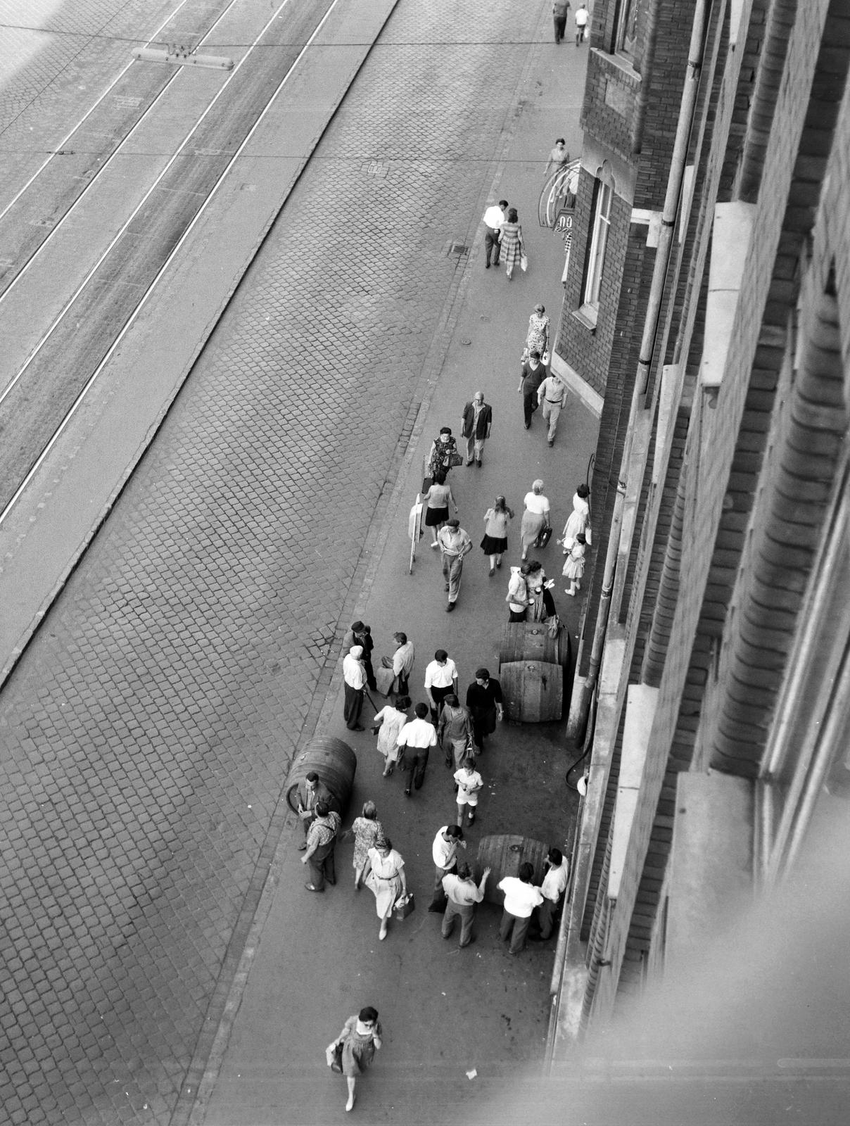 Hungary, Budapest IX., Üllői út, kilátás a 121-es számú házból., 1961, Szomolányi József, Best of, plan view, pedestrian, pavement, barrel, rails, Budapest, Fortepan #302728