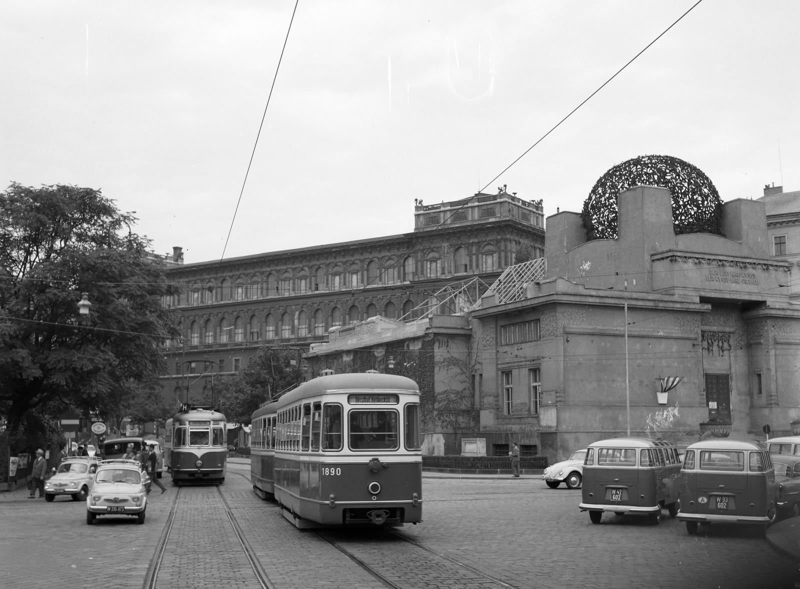 Ausztria, Bécs, Getreidemarkt, jobbra a Friedrichstraße 12., a Wiener Secession épülete, kortárs képzőművészeti kiállítóterem, mögötte a Képzőművészeti Akadémia épülettömbje., 1963, Szomolányi József, tömegközlekedés, villamos, Fortepan #302729