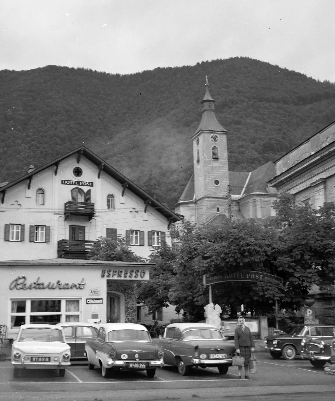 Austria, (ekkor Ebensee), Hauptstraße, Post Hotel, jobbra a katolikus templom., 1963, Szomolányi József, hotel, car park, church, automobile, Fortepan #302731