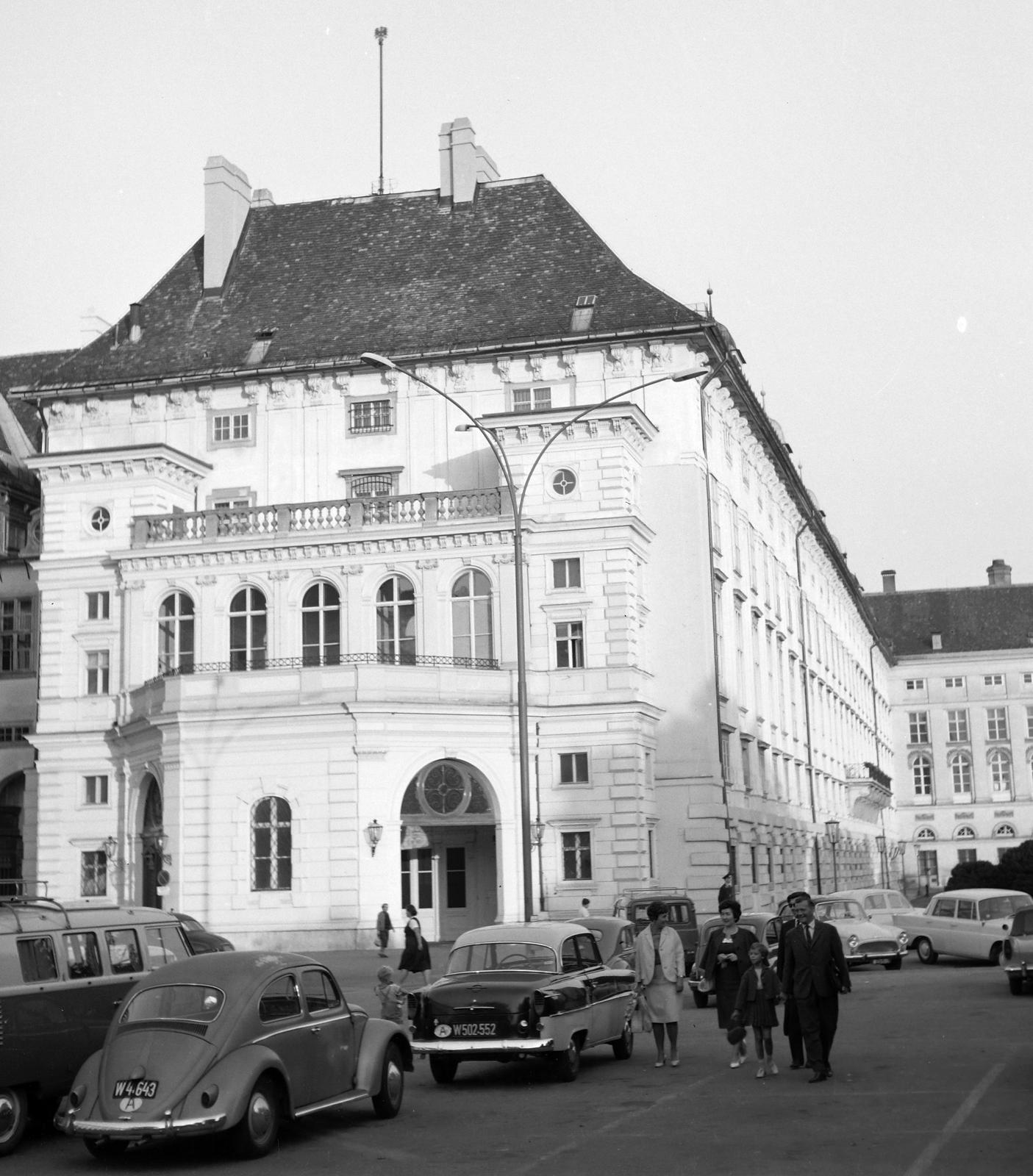 Austria, Vienna, a Hofburg Leopoldine-szárnya (Leopoldinischer Trakt) a Heldenplatz felől., 1965, Szomolányi József, building, Fortepan #302737
