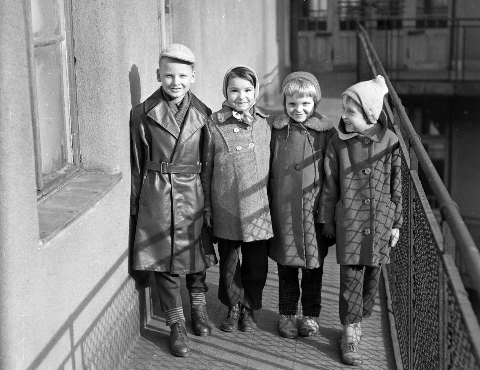 Hungary, Budapest VIII., a felvétel az Üllői út 121-es számú ház körfolyosóján készült., 1958, Szomolányi József, winter coat, courtyard balcony, kids, Budapest, Fortepan #302752