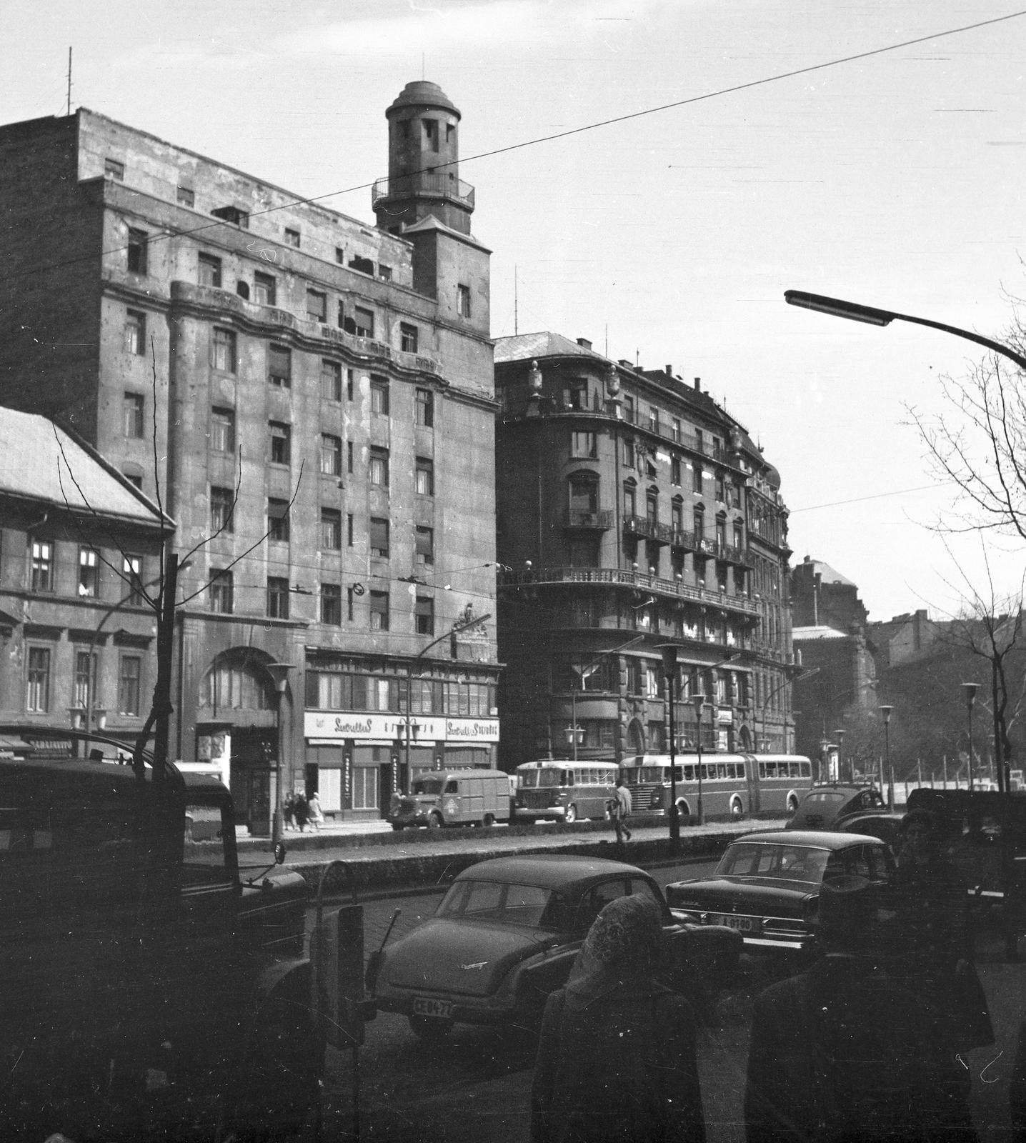 Hungary, Budapest VII., Károly (Tanács) körút, szemben az autóbusz mögött a Dob utca torkolata., 1962, Szomolányi József, bus, tower, cornerhouse, automobile, Budapest, Fortepan #302754