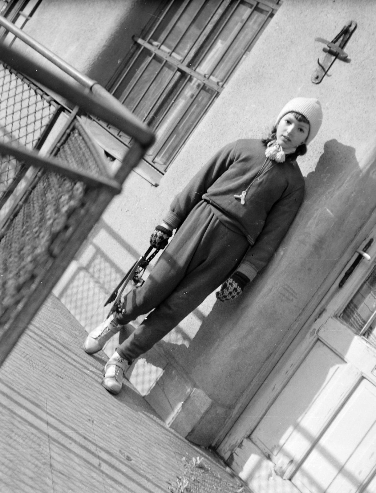 Magyarország, Budapest VIII., a felvétel az Üllői út 121-es számú ház körfolyosóján készült., 1958, Szomolányi József, kézben tartani, lány, ferde, korcsolya, kulcs, Budapest, Fortepan #302757