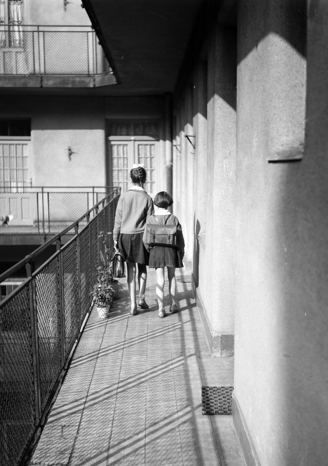 Magyarország, Budapest VIII., a felvétel az Üllői út 121-es számú ház körfolyosóján készült., 1958, Szomolányi József, háttal, iskolatáska, Budapest, Fortepan #302760