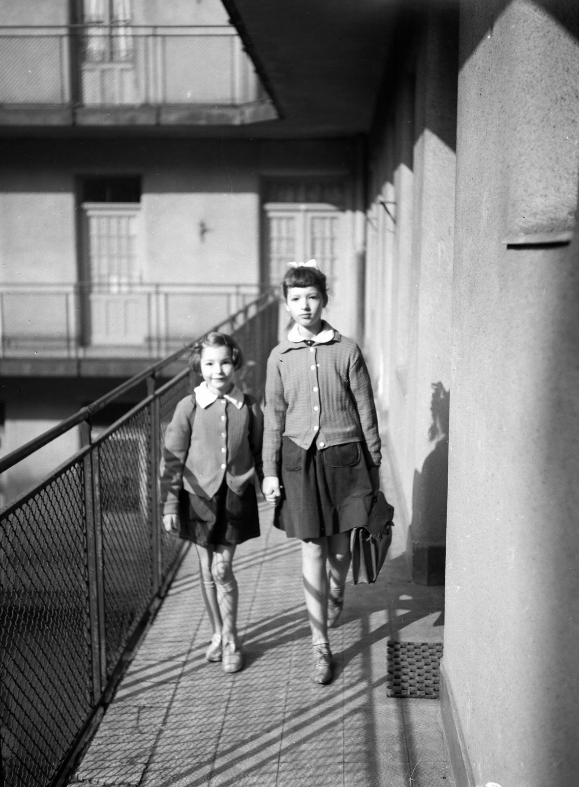 Hungary, Budapest VIII., a felvétel az Üllői út 121-es számú ház körfolyosóján készült., 1958, Szomolányi József, skirt, cardigan, girls, schoolbag, Budapest, Fortepan #302761