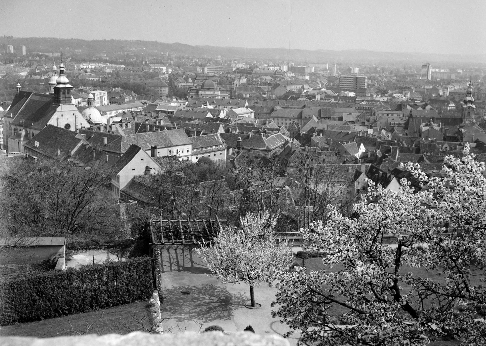 Austria, Graz, kilátás az Óratoronytól, balra a Szent Egyed-székesegyház és mögötte II. Ferdinánd császár mauzóleuma., 1963, Szomolányi József, bird's eye view, roof, Fortepan #302764