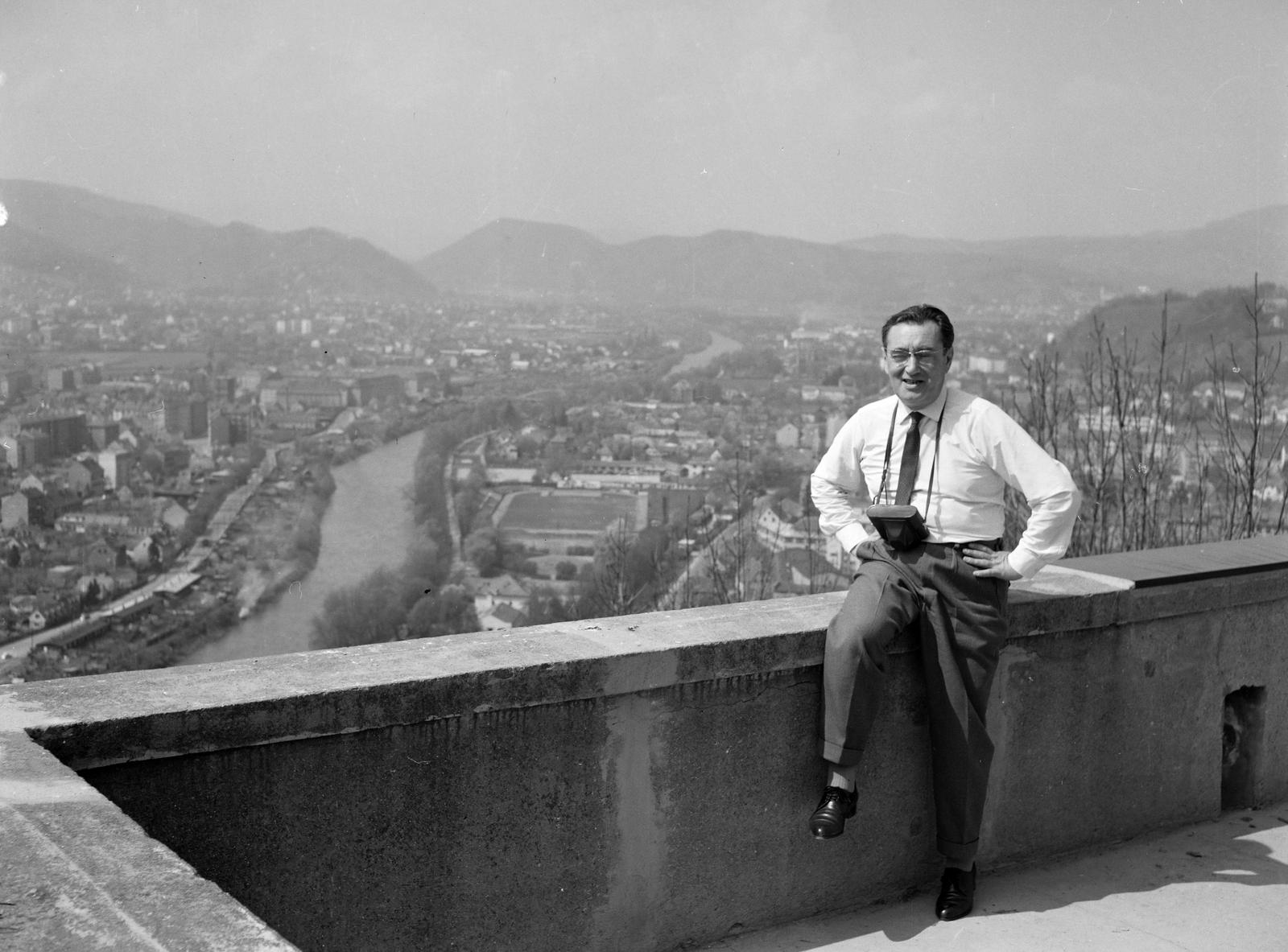 1963, Szomolányi József, fényképezőgép, falon ülni, Fortepan #302765