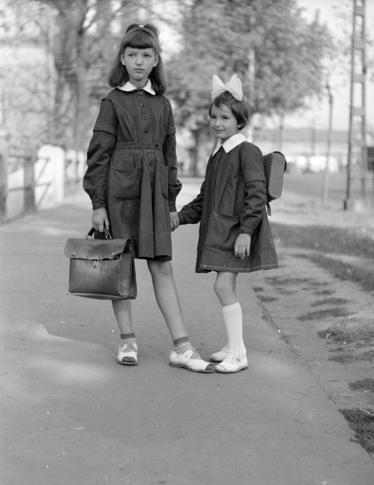 1960, Szomolányi József, masni, lányok, iskolatáska, iskolai egyenruha, Fortepan #302768