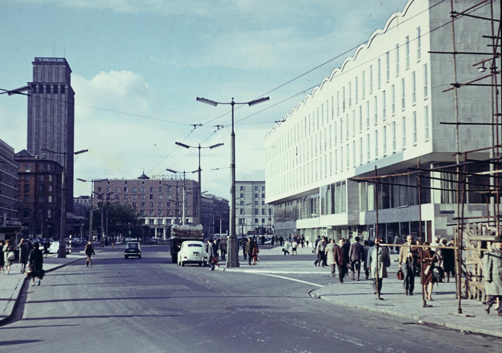 Poland, Warsaw, Varsói Felkelés tere (Plac Powstancow Warszawy) az ulica Szpitalna felől, háttérben a Prudential biztosító épületének tornya., 1962, Szomolányi József, high-rise building, street lamp, street view, colorful, Fortepan #302778