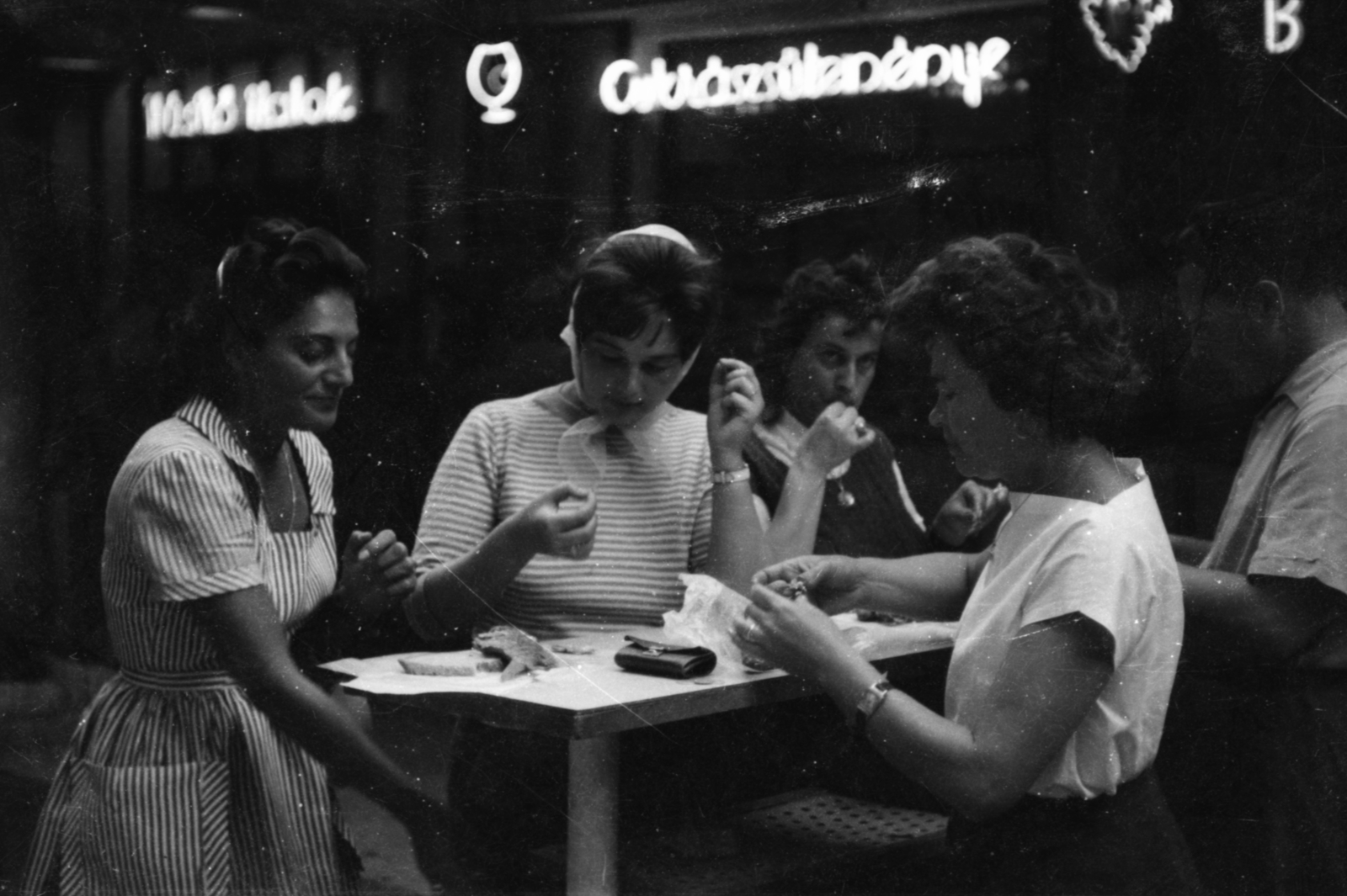 Hungary,Lake Balaton, Siófok, büfésor a vasútállomásnál., 1957, Fortepan, hospitality, meal, neon sign, wrist watch, friendship, counter, fish, striped dress, Fortepan #30278