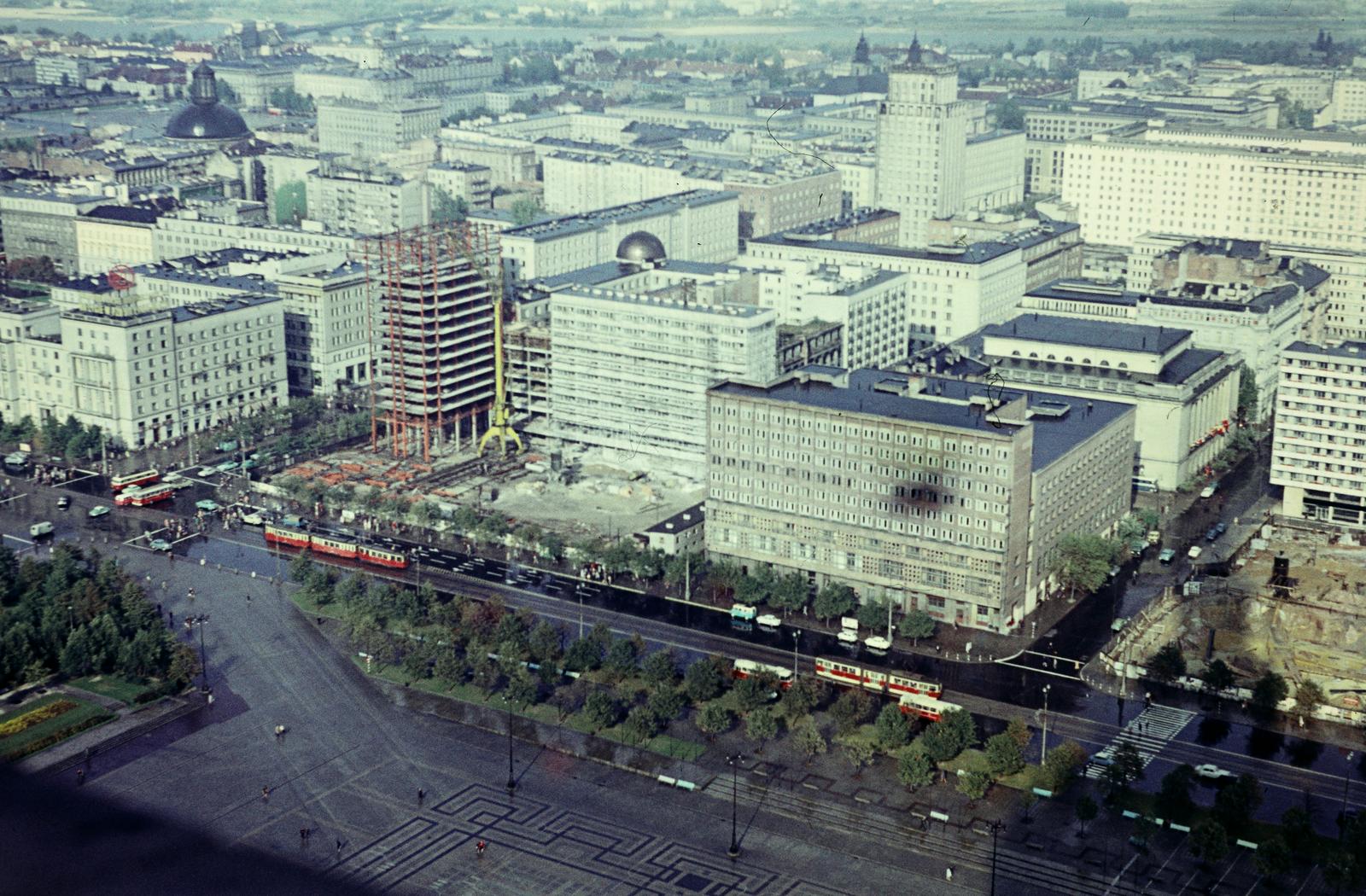 Poland, Warsaw, kilátás a Kultúra és a Tudomány Palotájából, az előtérben keresztbe az ulica Marszałkowska, balra az ulica Świętokrzyska kereszteződése., 1962, Szomolányi József, bird's eye view, crosswalk, modern architecture, alley, flat roof, tall house, public transport, tram, colorful, Fortepan #302780