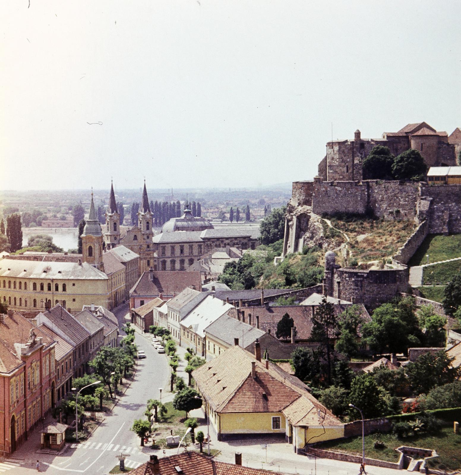 Hungary, Esztergom, kilátás a Szent Tamás-hegyről, előtérben a Pázmány Péter utca (Bajcsy-Zsilinszky út) a Szatmári Irgalmas Nővérek Zárdatemploma. Távolabb a Loyolai Szent Ignác-templom és a Prímási palota látható. Jobbra a Várhegy., 1962, Szomolányi József, crosswalk, colorful, alley, photo aspect ratio: square, church, castle wall, Fortepan #302781