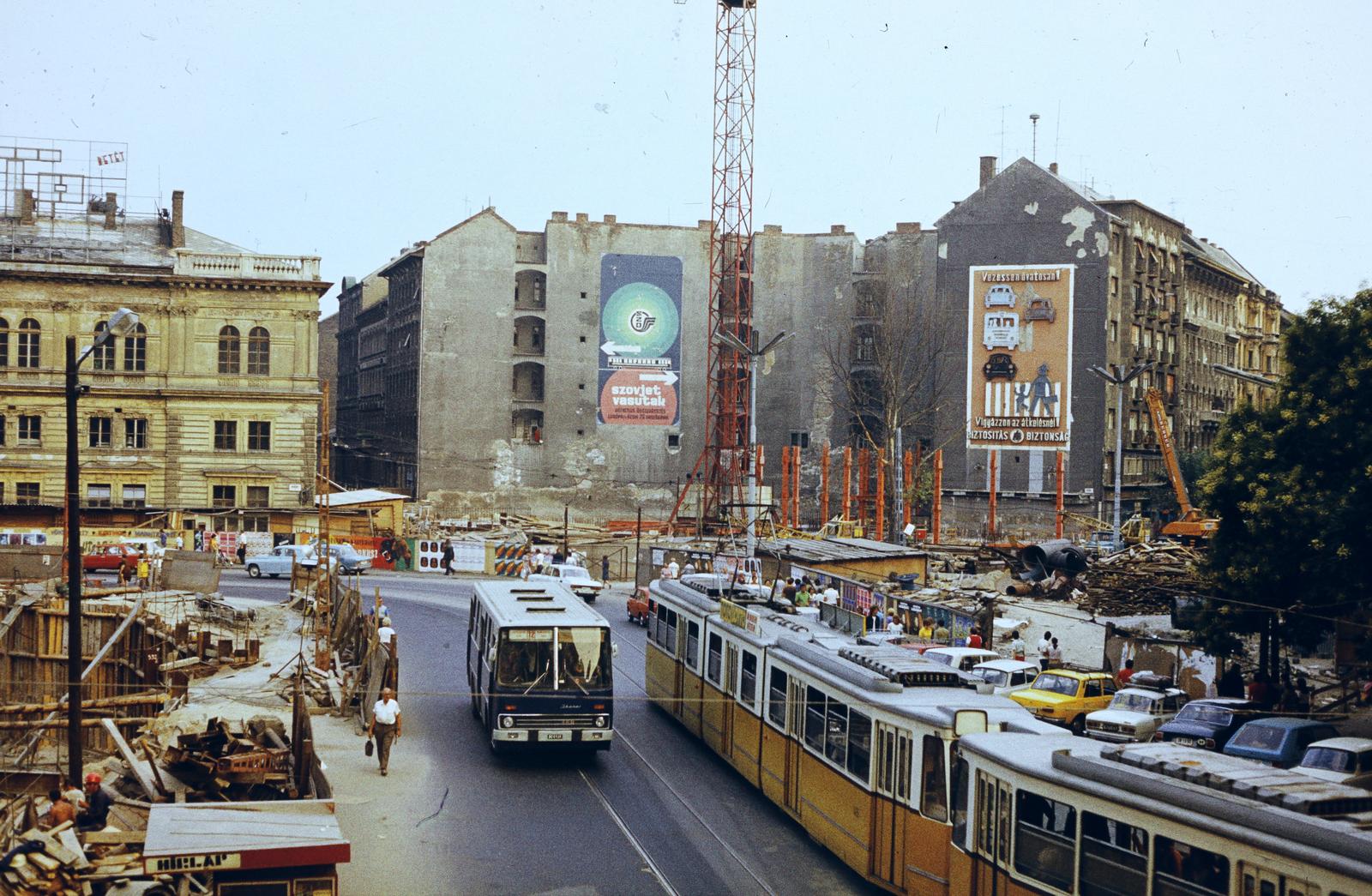 Hungary, Budapest VI., Középpontban a Jókai utca - Nyugati (Marx) tér - Bajcsy-Zsilinszky út közötti terület, a Skála Metró nagyáruház építkezése. Balra az aluljáró és a felüljáró építési munkaterülete., 1978, Szomolányi József, construction, bus, colorful, firewall, public transport line number, ad, public transport, tram, Budapest, Fortepan #302799