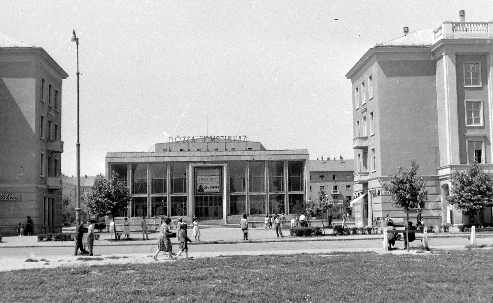 Hungary, Dunaújváros, (Sztálinváros), Vasmű (Sztálin) út, szemben a Dózsa György (Ságvári) téren a Dózsa mozi., 1959, Gyöngyi, street furniture, genre painting, lamp post, socialist realism, bench, movie theater, György Szrogh-design, Fortepan #3028