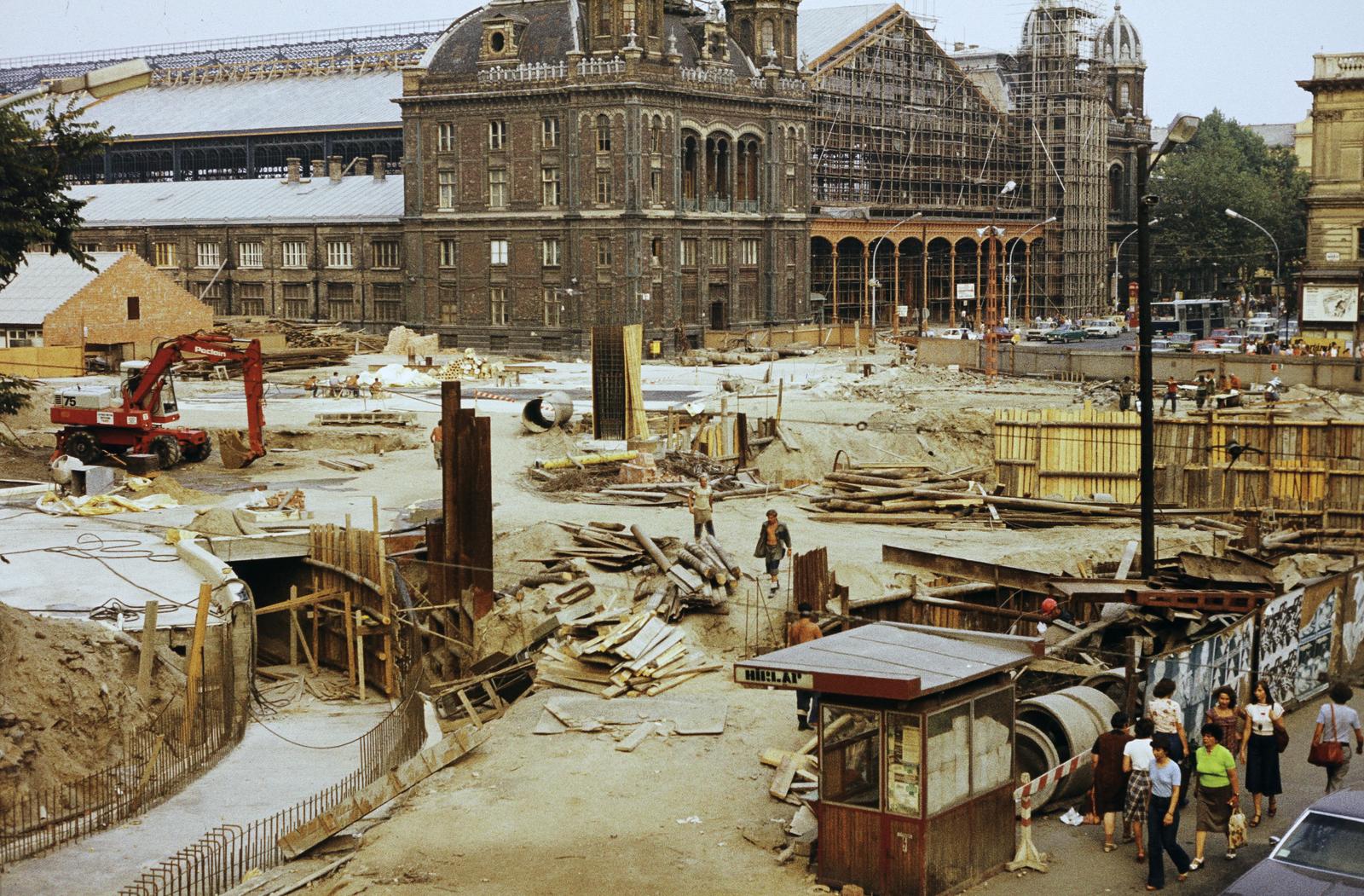 Magyarország, Budapest VI., Nyugati (Marx) tér az aluljáró és a felüljáró építési munkálatai alatt. Szemben a Nyugati pályaudvar és a Teréz (Lenin) körút., 1978, Szomolányi József, pavilon, színes, metróépítés, pályaudvar, markológép, munkatér-határolás, Budapest, Fortepan #302800
