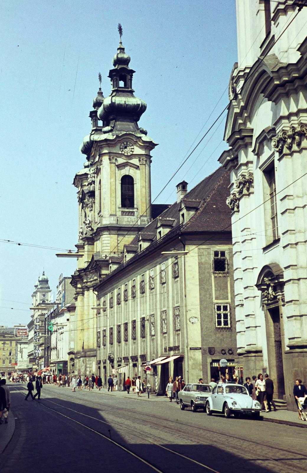 Austria, Linz, Landstraße, jobbra a Karmelitenkirche, szemben a Mihály arkangyal tiszteletére felszentelt Ursulinenkirche, távolabb az Alter Dom / Ignatiuskirche tornya látható., 1965, Szomolányi József, colorful, church, Fortepan #302801
