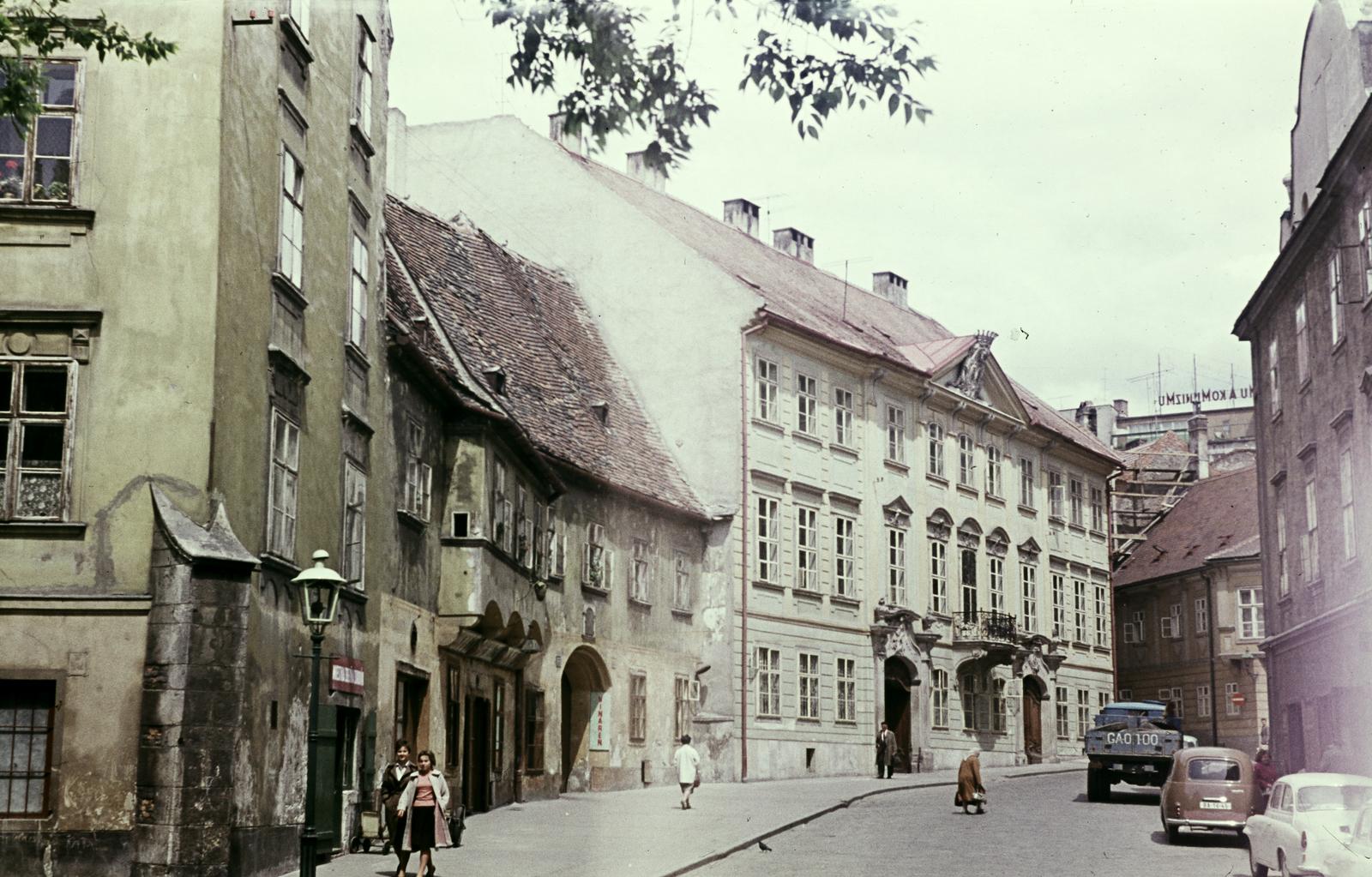 Slovakia, Bratislava, Ferenciek tere (Františkánske námestie), középen szemben a Mirbach palota (Mirbachov palác)., 1965, Szomolányi József, colorful, building statue, balcony, Fortepan #302802