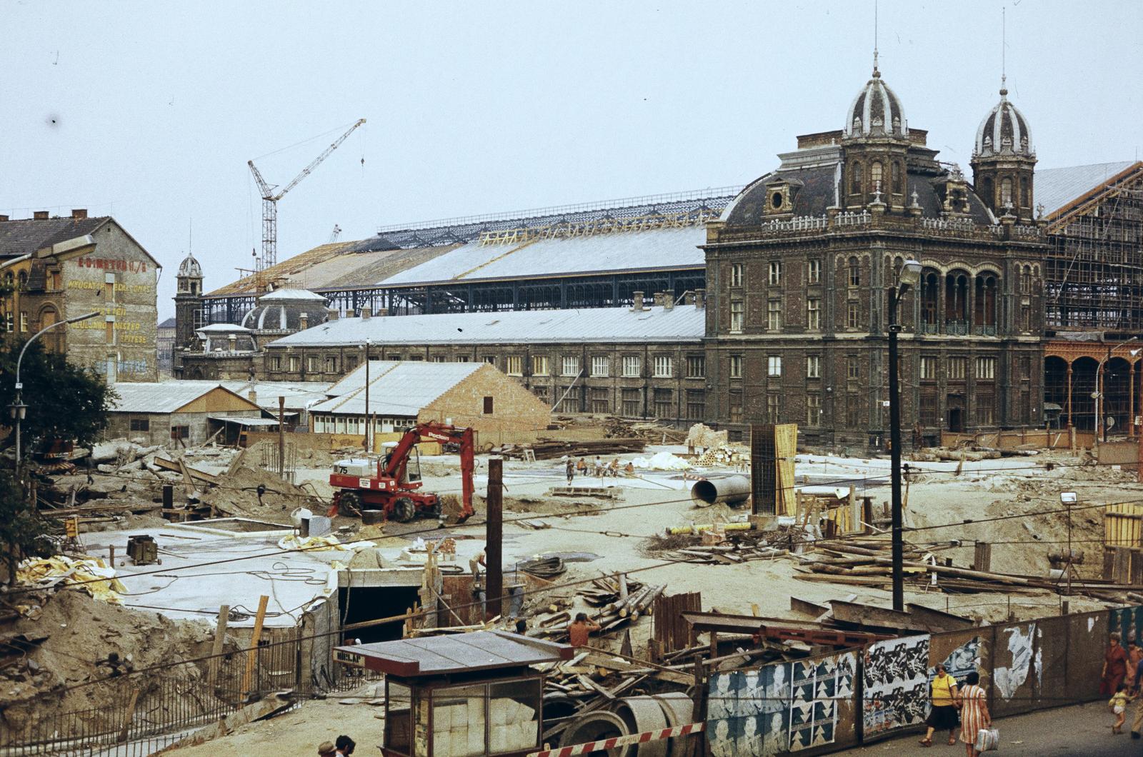 Magyarország, Budapest VI., Nyugati (Marx) tér az aluljáró és a felüljáró építési munkálatai alatt. Szemben a Nyugati pályaudvar és jobbra a Teréz (Lenin) körút., 1978, Szomolányi József, színes, metróépítés, Budapest, Fortepan #302803