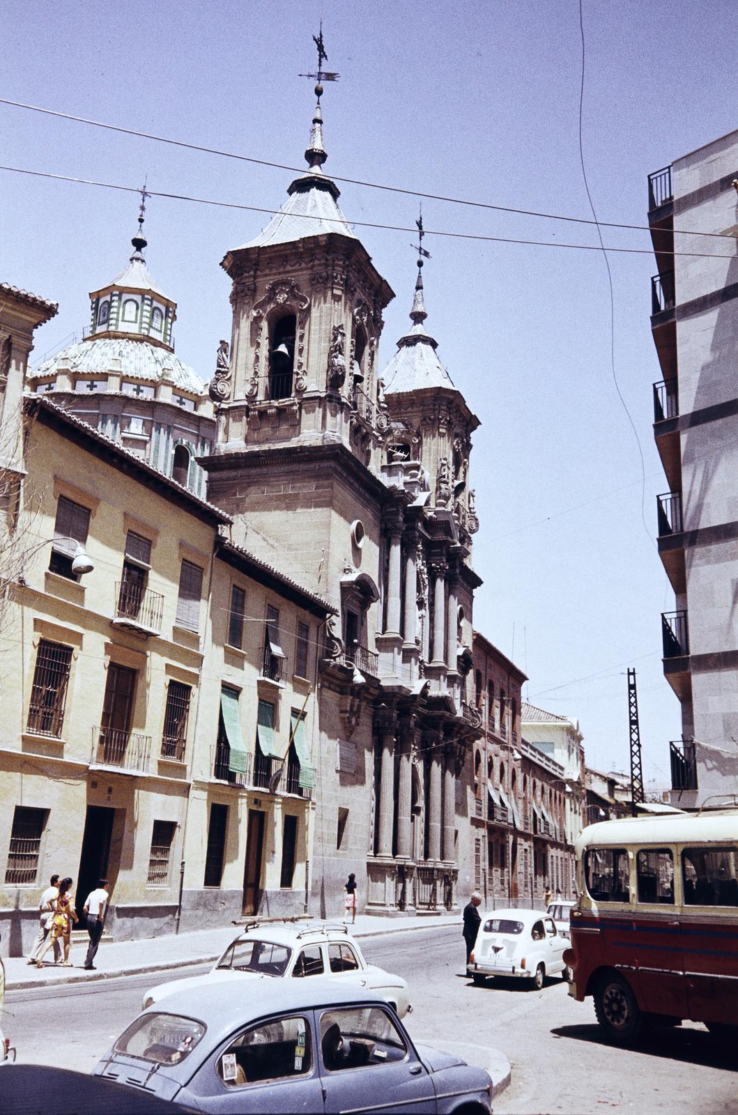 Spain, C/ San Juan de Dios, balra a Basílica de San Juan de Dios, jobbra a C. Arriola torkolata., 1961, Szomolányi József, colorful, Fiat-brand, church, bulrush mat, Fortepan #302804