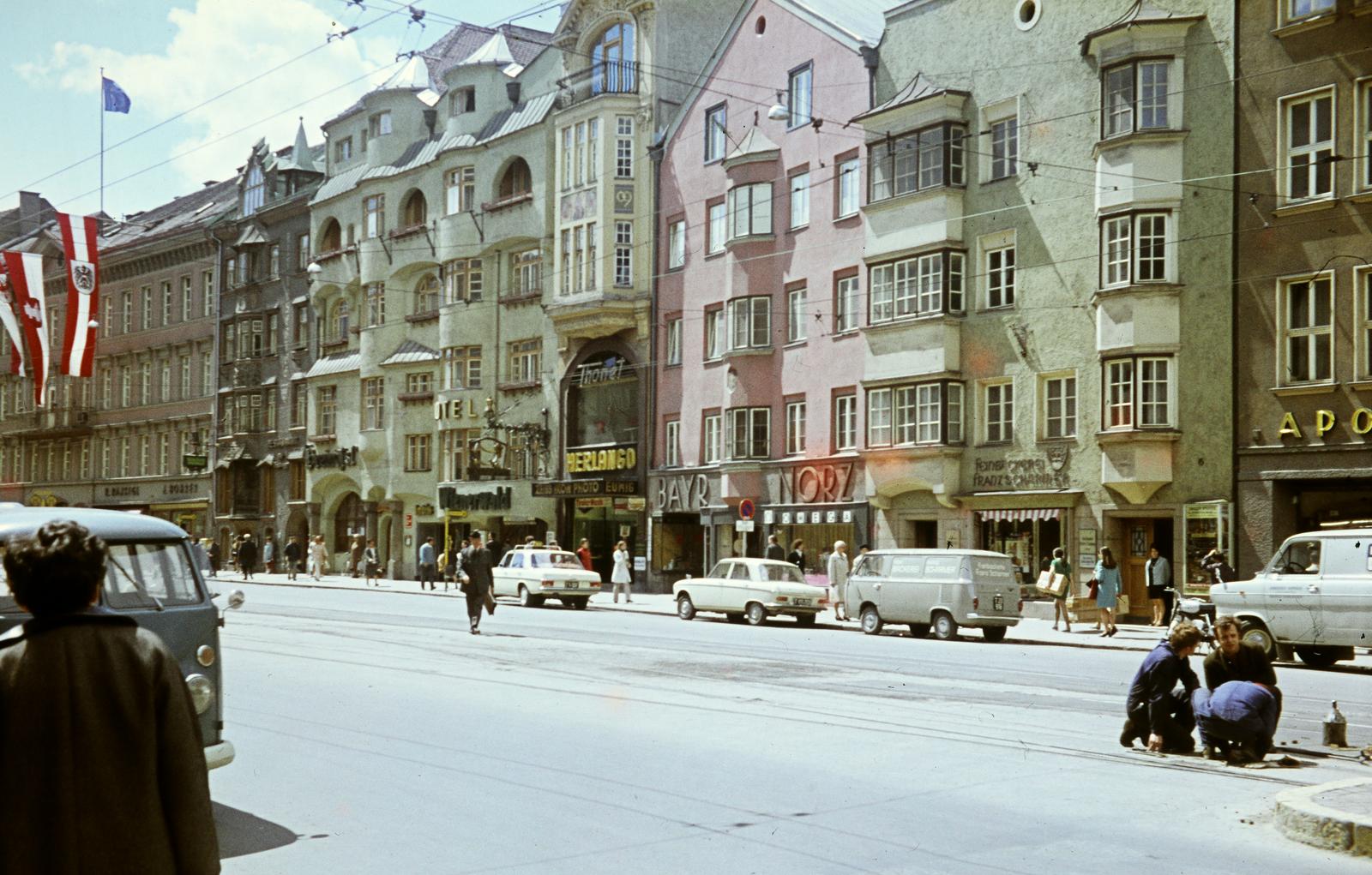 Ausztria, Innsbruck, Maria-Theresien-Straße, középen a ThoneT feliratos keskeny épület a 10. szám., 1965, Szomolányi József, utcakép, színes, bérház, Fortepan #302809