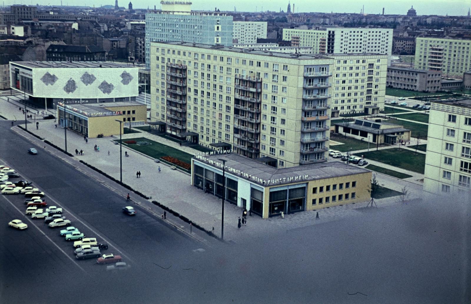 Germany, Berlin, Kelet-Berlin, kilátás a Strausberger platz sarkán álló toronyépületből a Karl-Marx-Allee-re, az Alexanderplatz irányába. A jobb szélen a Kino International épülete., 1964, Szomolányi József, modern architecture, blocks, colorful, tall house, Fortepan #302811