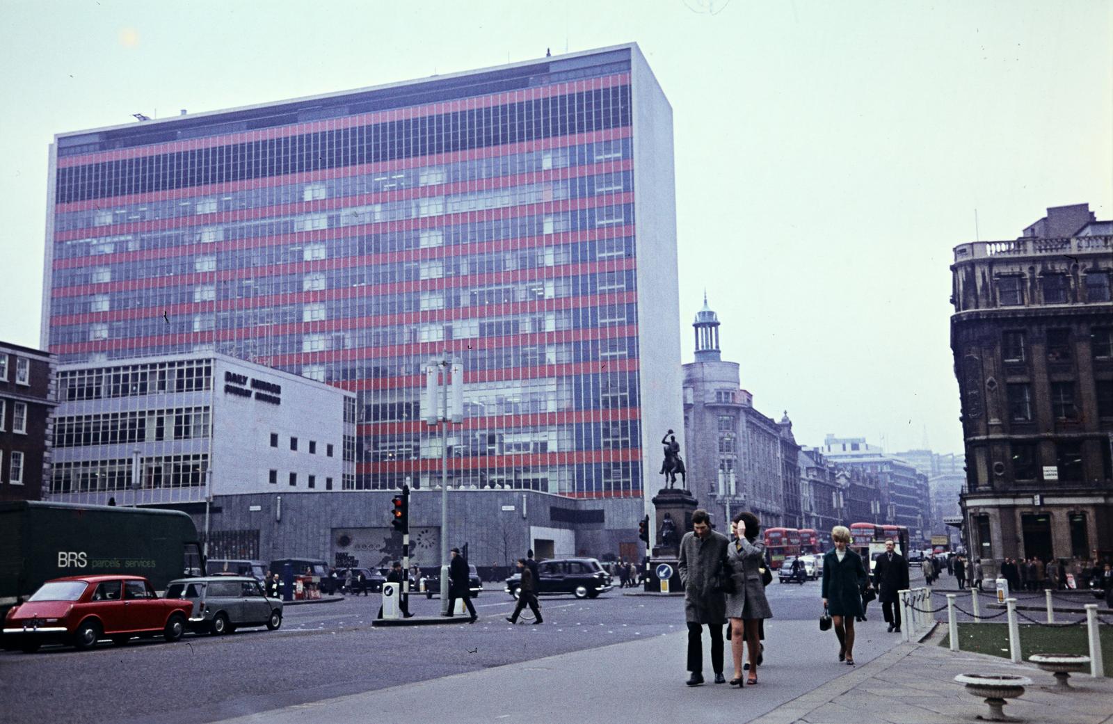 Egyesült Királyság, London, Holborn Circus, balra a Daily Mirror székháza., 1970, Szomolányi József, színes, lovas szobor, magasház, Fortepan #302813