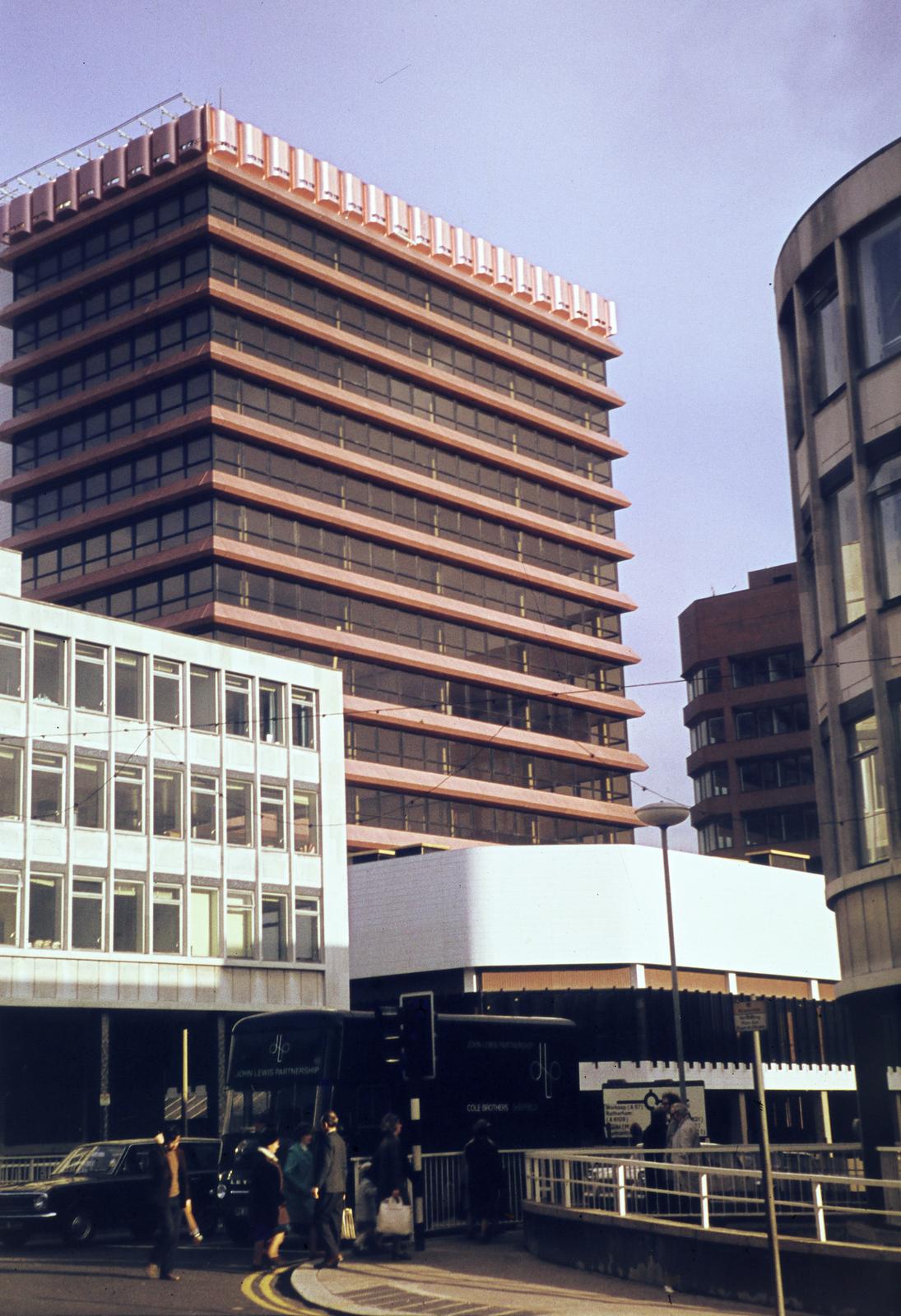 United Kingdom, Sheffield, a Furnival Gate a Pinstone Street és az Union Street között a The Moor felöl nézve, a magas ház a Redvers House., 1971, Szomolányi József, colorful, tall house, Fortepan #302815