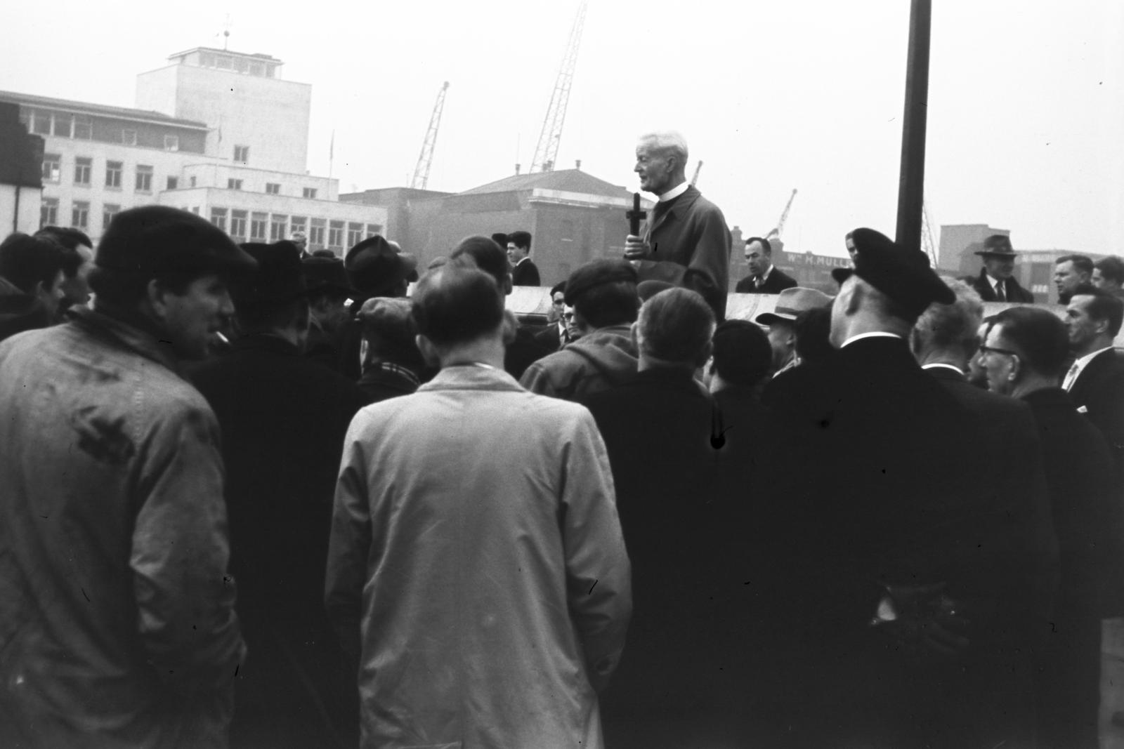 1963, Szomolányi József, hold in arms, mass, priest, crucifix, Fortepan #302816