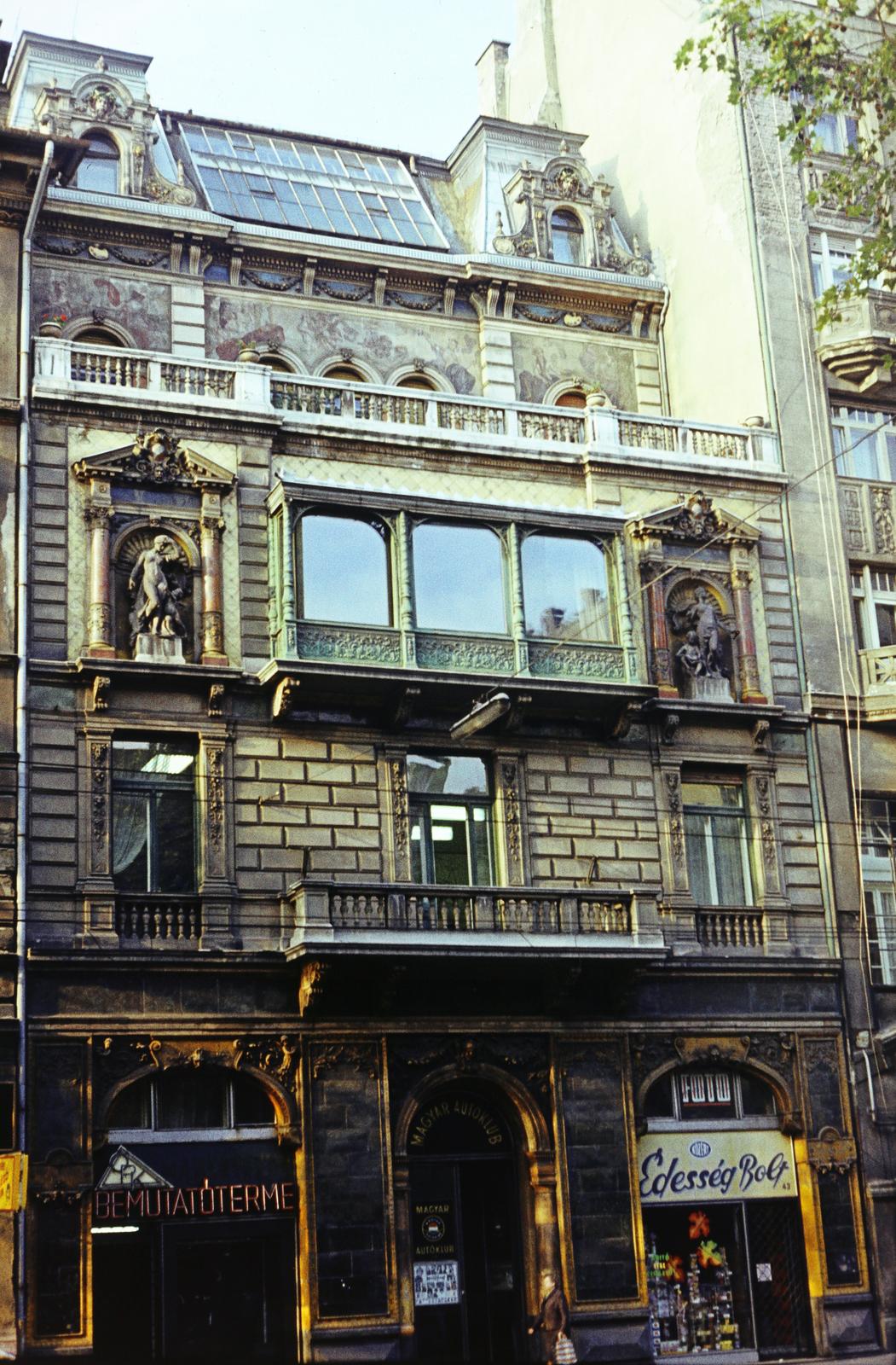 Hungary, Budapest VI., Nagymező utca 20., ekkor a Magyar Autóklub székháza, a földszinten az Országos Piackutató Intézet kiállítási és bemutatóterme. Később a Mai Manó Galéria és a Magyar Fotográfusok Háza került kialakításra az épületben., 1975, Szomolányi József, colorful, Hungarian Automobile Club, monument, candy store, Budapest, building statue, glass roof, Fortepan #302819