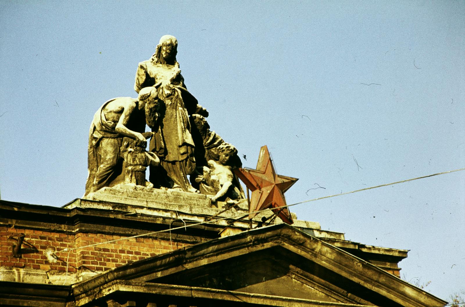 Hungary, Budapest IX., Nagyvárad tér, Szent István Kórház, szoborcsoport a főépületen (Hauszmann Alajos építész, tervező, Kiss György és Marchenke Vilmos szobrászművészek, 1885.)., 1975, Szomolányi József, colorful, sculptural group, Red Star, building statue, Budapest, Fortepan #302820