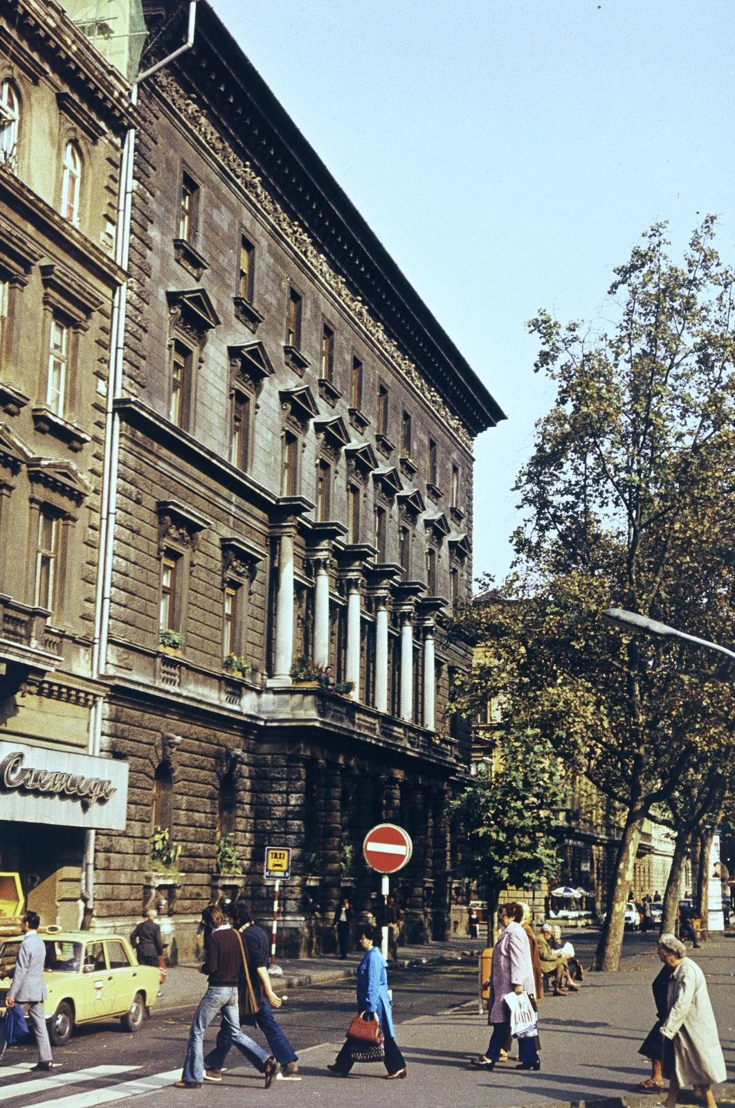 Hungary, Budapest VI., Andrássy út (Népköztársaság útja) szemben az 52. számú ház az Eötvös utca sarkán. Gyalogos átkelőhely az Oktogonnál (November 7. tér)., 1977, Szomolányi József, colorful, tenement house, balcony, colonnade, Budapest, Fortepan #302829