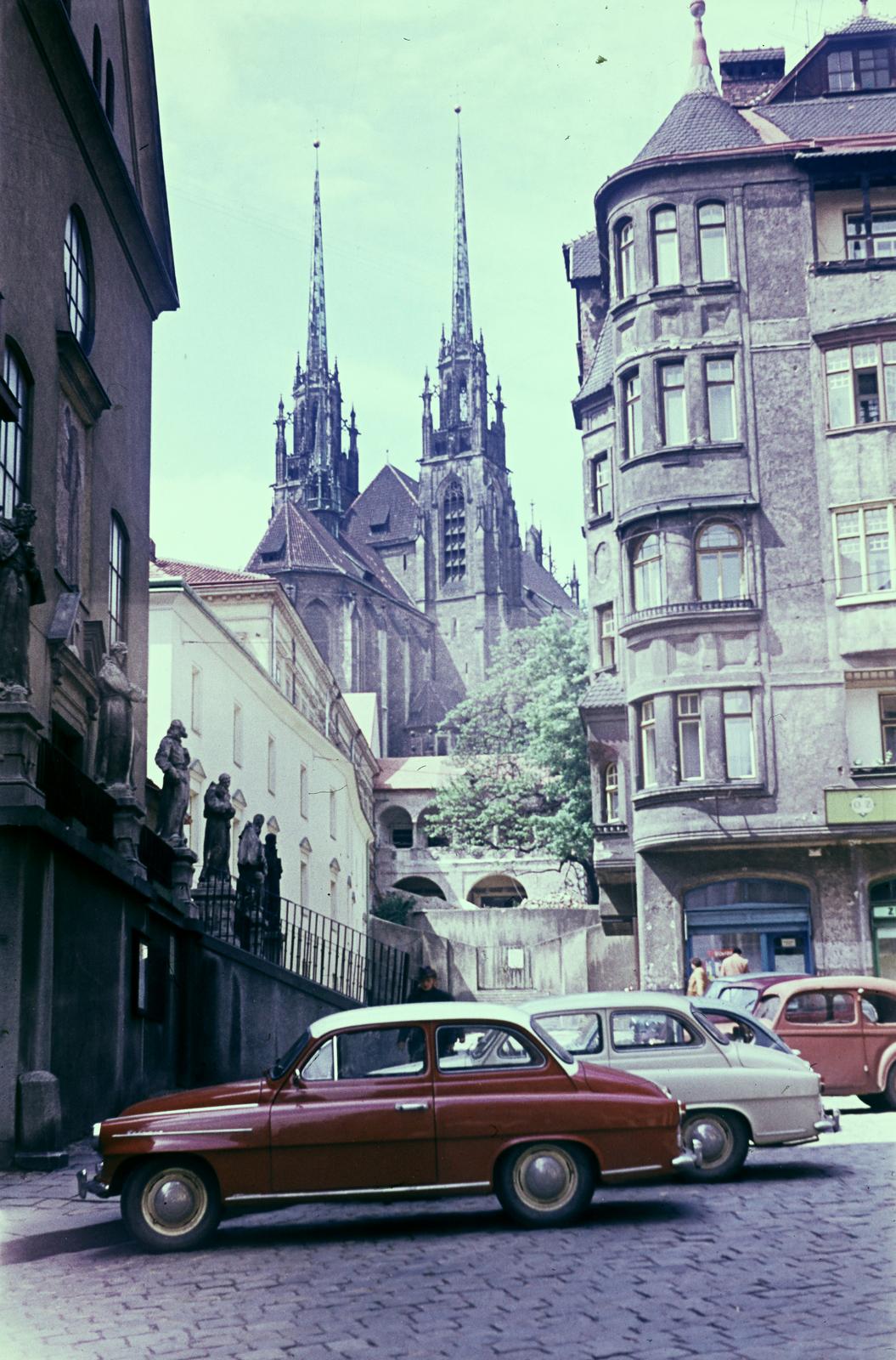 Csehország, Brno, Kapucínské náměstí, balra a Kapucinusok Szent Kereszt temploma és kolostora, szemben a Szent Péter és Pál székesegyház., 1962, Szomolányi József, szobor, színes, templomtorony, automobil, Fortepan #302833