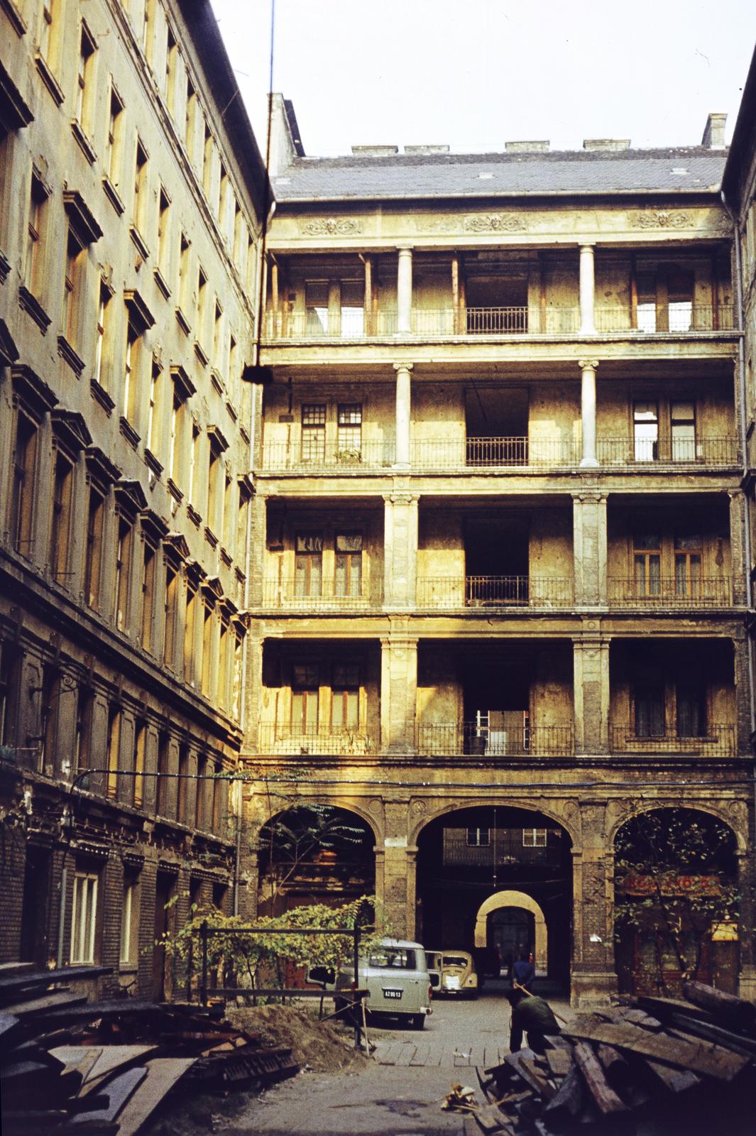 1980, Szomolányi József, színes, bérház, belső udvar, Fortepan #302836