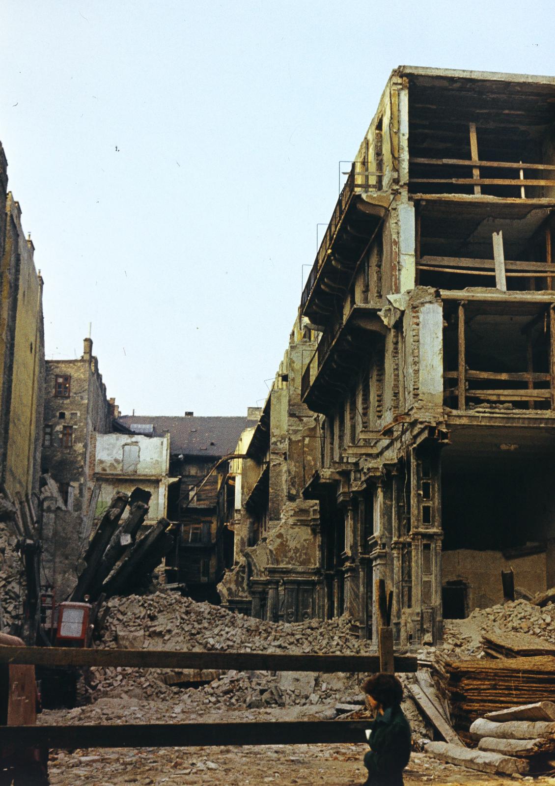 Magyarország, Budapest VI., Király (Majakovszkij) utca 19., az egykori bérkaszárnya, a Dobler-bazár bontása., 1978, Szomolányi József, színes, épületbontás, Budapest, Fortepan #302842