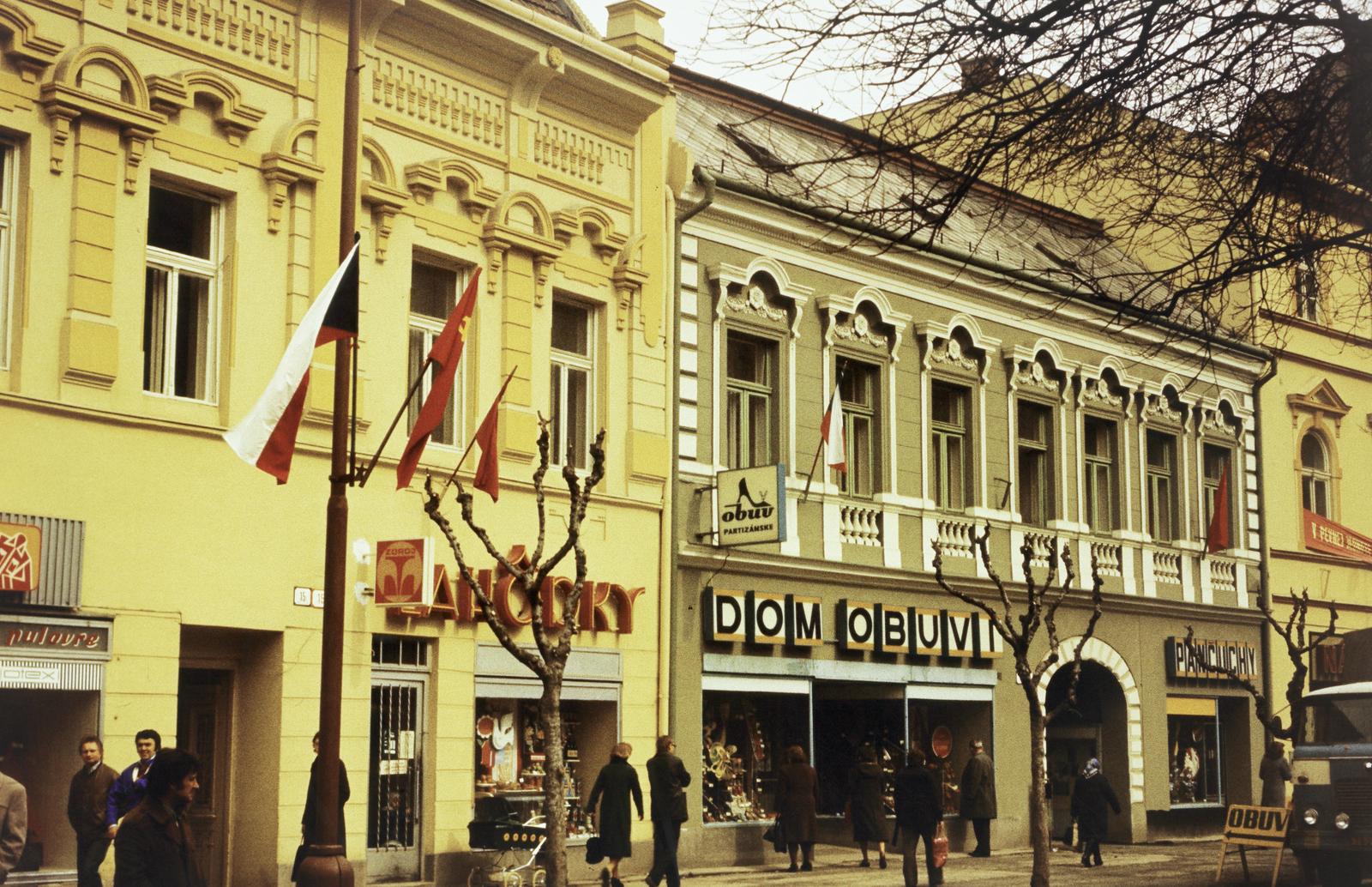 Slovakia, Trenčín, Mierové námestie, középen a 17-es számú ház., 1977, Szomolányi József, colorful, architectural ornament, Fortepan #302845