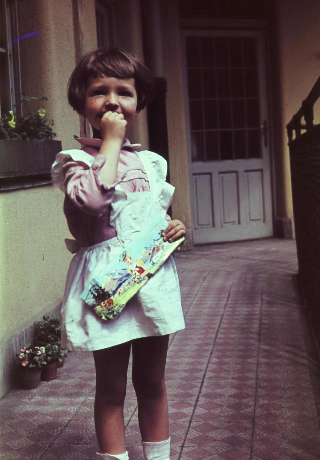 1952, Szomolányi József, színes, körfolyosó, kislány, Fortepan #302857