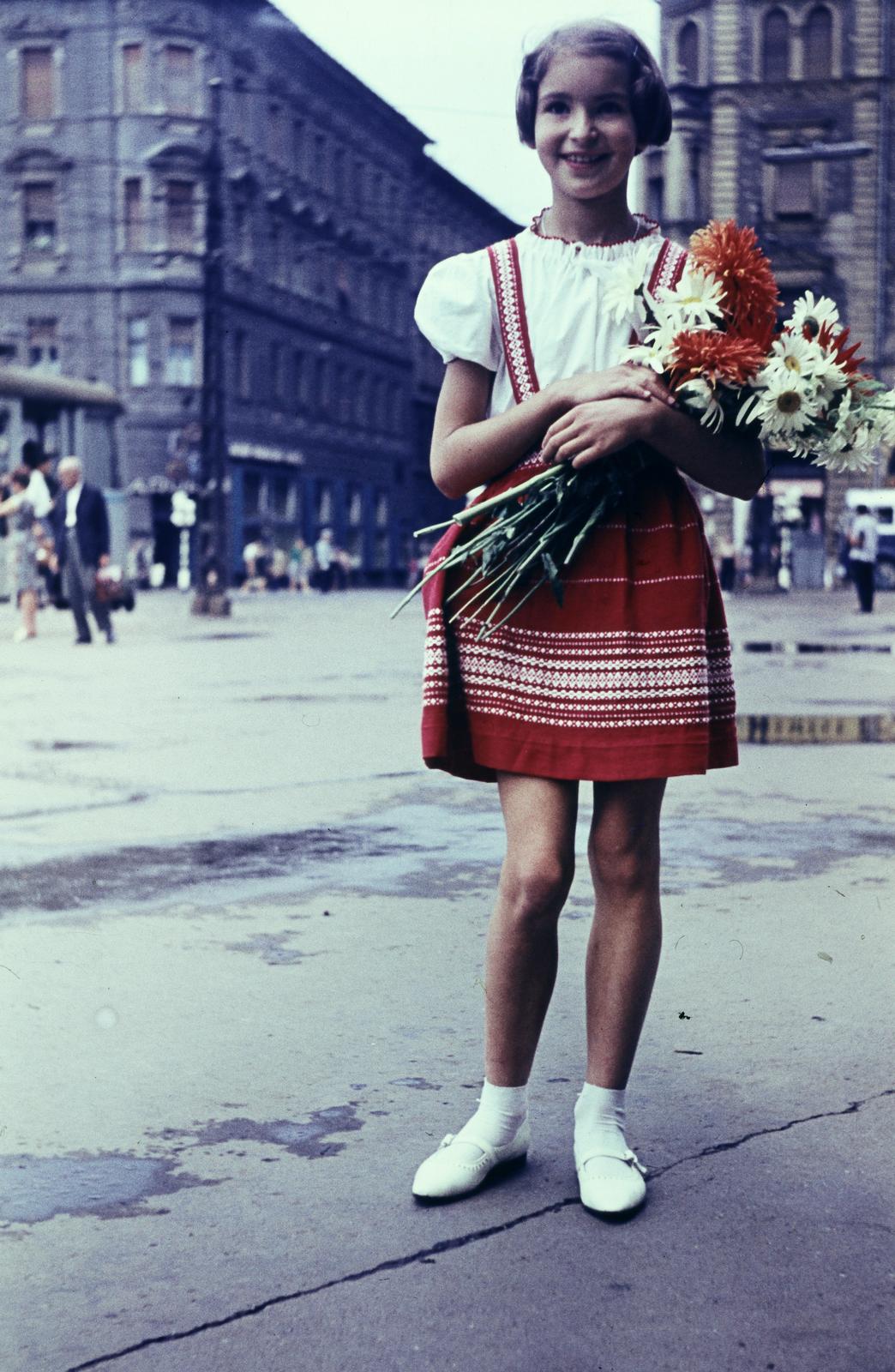 Magyarország, Budapest VII.,Budapest VIII., Baross tér, háttérben a Bethlen Gábor utca torkolata., 1961, Szomolányi József, színes, lány, virágcsokor, Budapest, Fortepan #302865