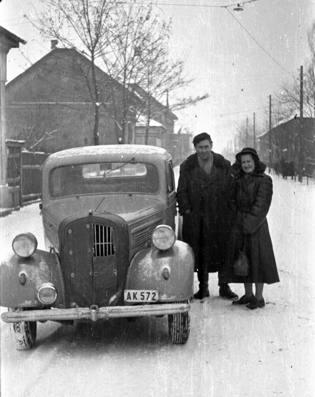 Hungary, Budapest XVIII., Darányi Ignác (Marx) utca. Opel Super 6 típusú személygépkocsi., 1957, Fortepan, winter, German brand, Opel-brand, street view, aerial wire, double portrait, automobile, number plate, Budapest, Fortepan #30287