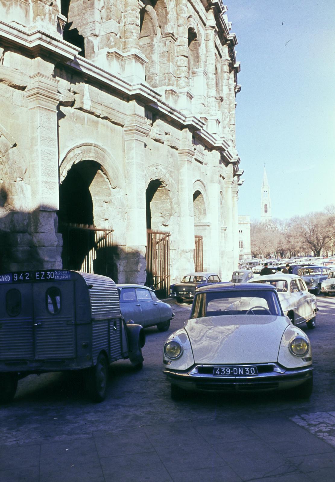 France, Nîmes, Place des Arènes, balra a római amfiteátrum (Arènes de Nîmes), jobbra a távolban az Église Sainte Perpétue tornya., 1962, Szomolányi József, colorful, Citroën-brand, Fortepan #302876