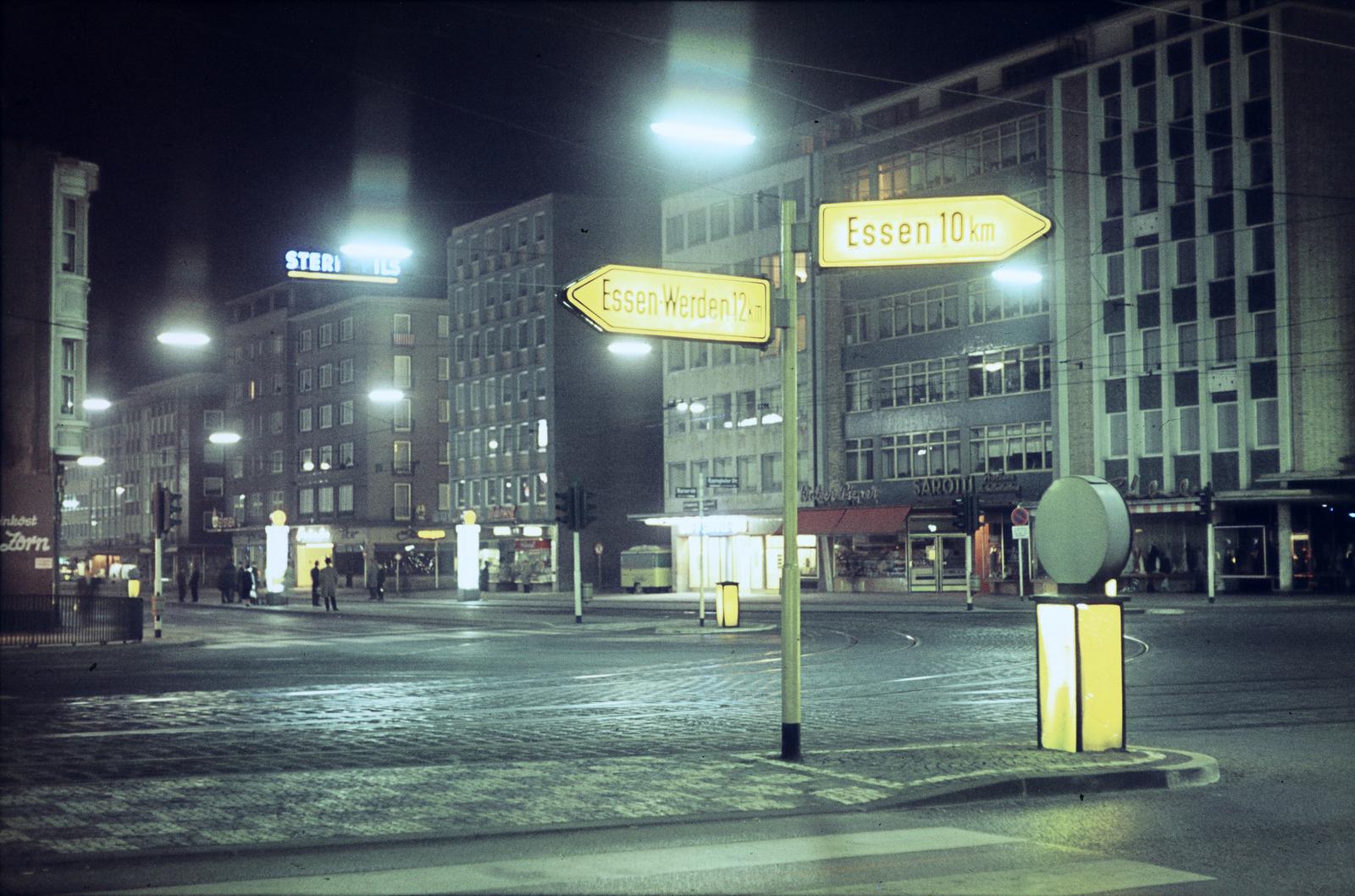 Germany, Kaiserplatz, előtérben a Kaiserstraße torkolata., 1962, Szomolányi József, Best of, modern architecture, street lamp, colorful, night, safety island, road signs, Fortepan #302879