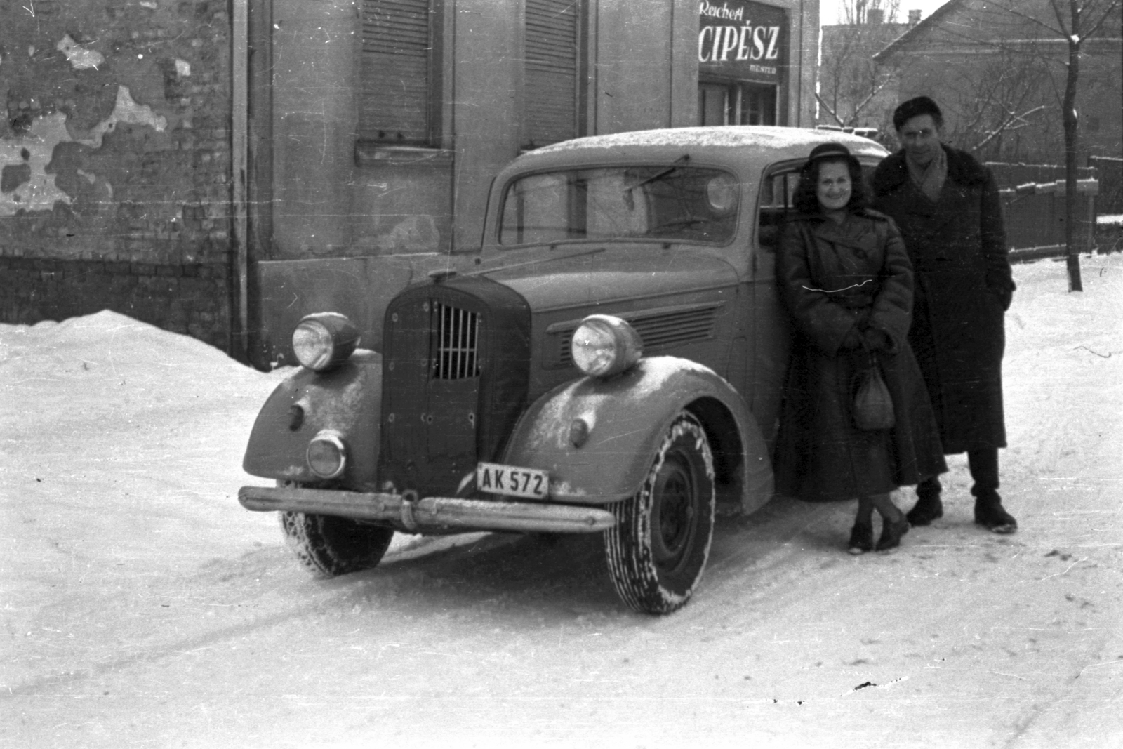 Hungary, Budapest XVIII., Darányi Ignác (Marx) utca 6. Opel Super 6 típusú személygépkocsi., 1957, Fortepan, winter, sign-board, German brand, Opel-brand, crafts, double portrait, automobile, number plate, shoemaker, Budapest, Fortepan #30288