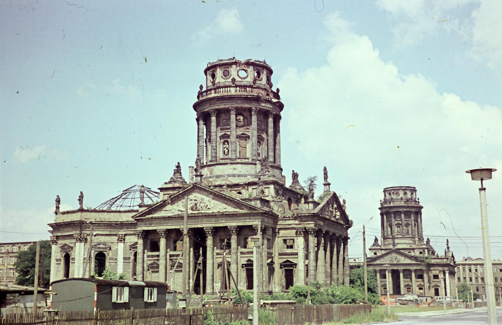 Germany, Berlin, Kelet-Berlin, Gendarmenmarkt a Markgrafenstraße és az Anton-Wilhelm-Amo-Straße kereszteződése felől, előtérben a Német Székesegyház, háttérben a Francia Székesegyház., 1964, Szomolányi József, colorful, pediment, colonnade, monument, Fortepan #302896