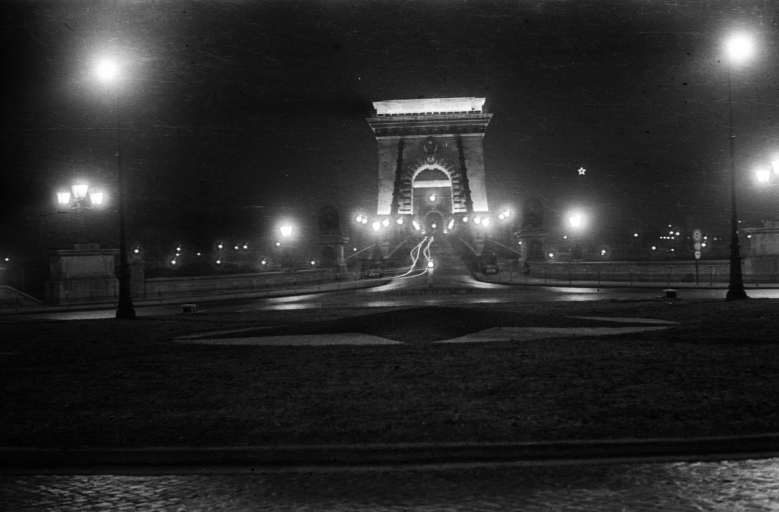 Hungary, Budapest I., Clark Ádám tér, szemben a Széchenyi Lánchíd., 1959, Fortepan, night, Budapest, suspension bridge, William Tierney Clark-design, Fortepan #30290