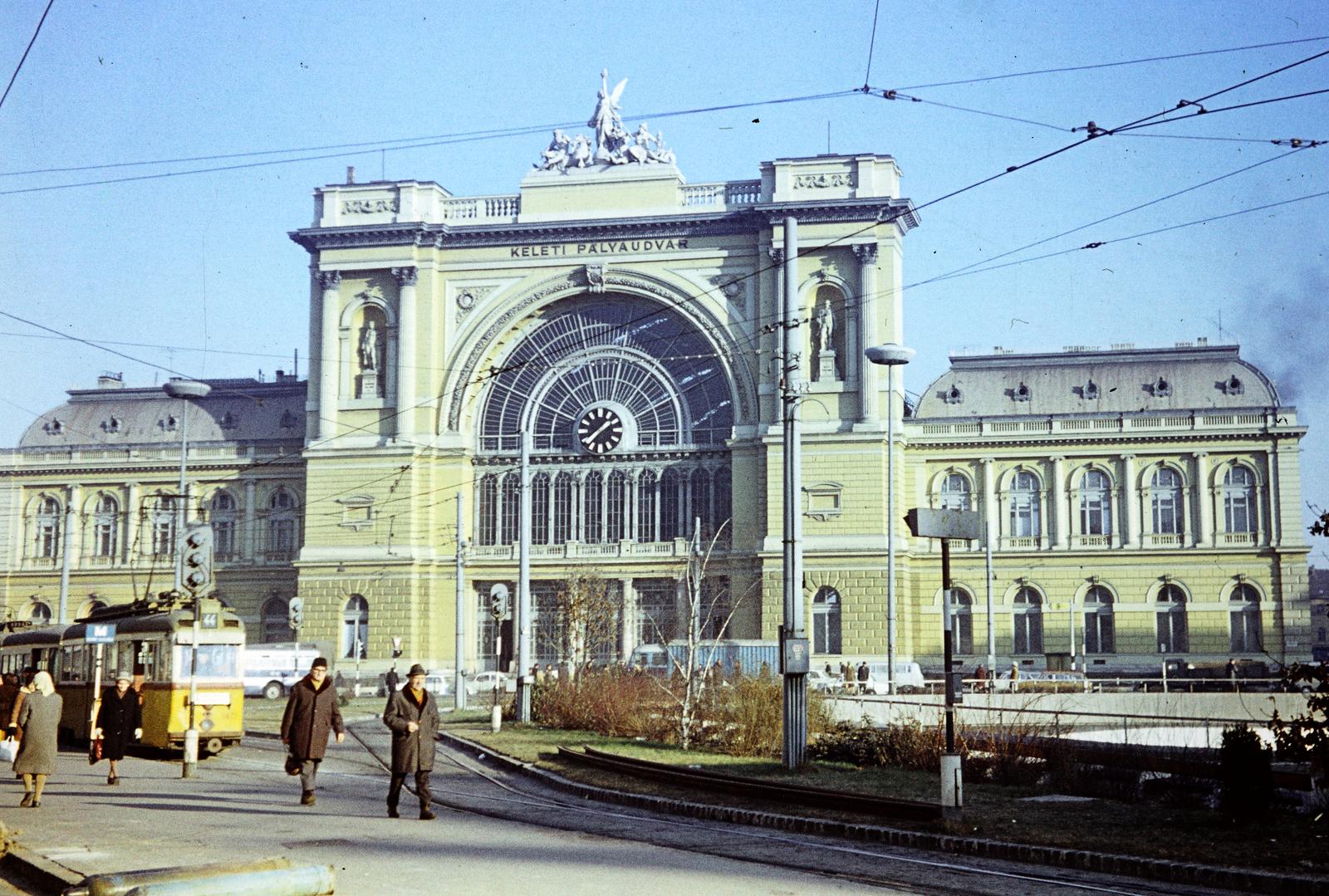 Hungary, Budapest VIII., Baross tér, Keleti pályaudvar., 1968, Szomolányi József, public clock, Gyula Rochlitz-design, eclectic architecture, train station, statue, Budapest, Fortepan #302906