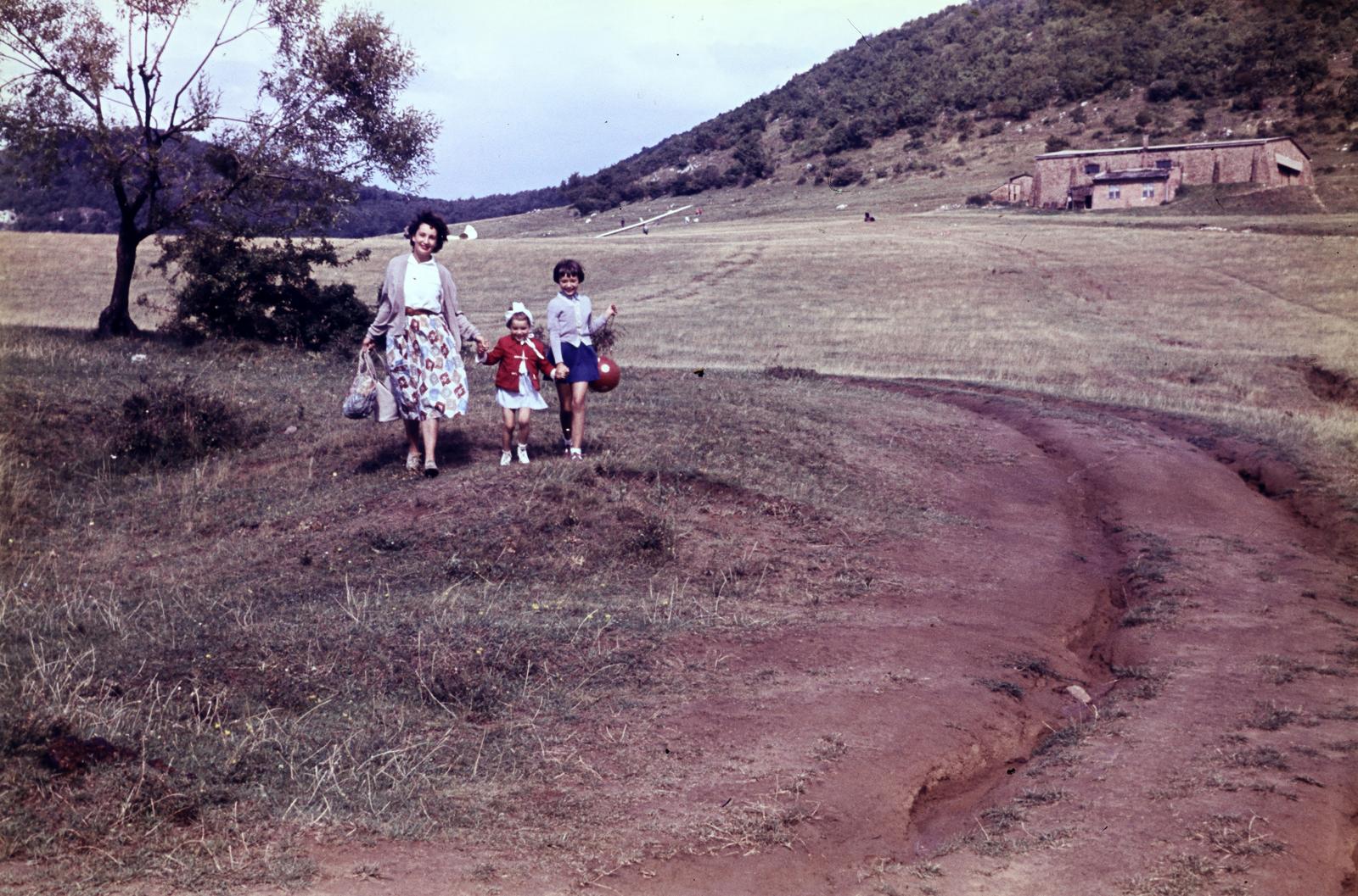 Hungary, Hármashatárhegy Airport, Budapest II., jobbra a felső hangár., 1953, Szomolányi József, colorful, kids, mother, hold hands, Budapest, Fortepan #302910
