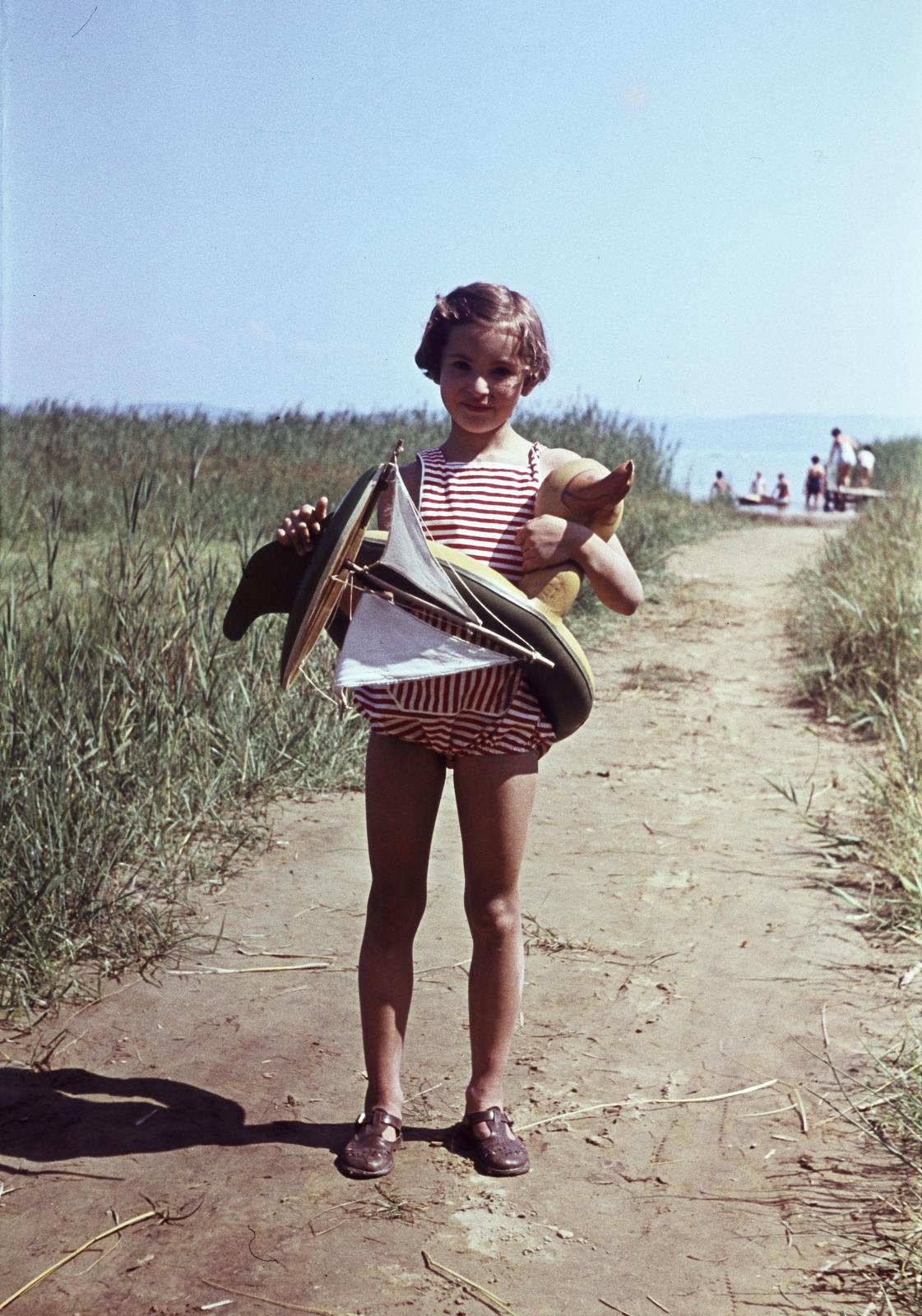 1954, Szomolányi József, kézben tartani, színes, úszógumi, hajómodell, Fortepan #302912