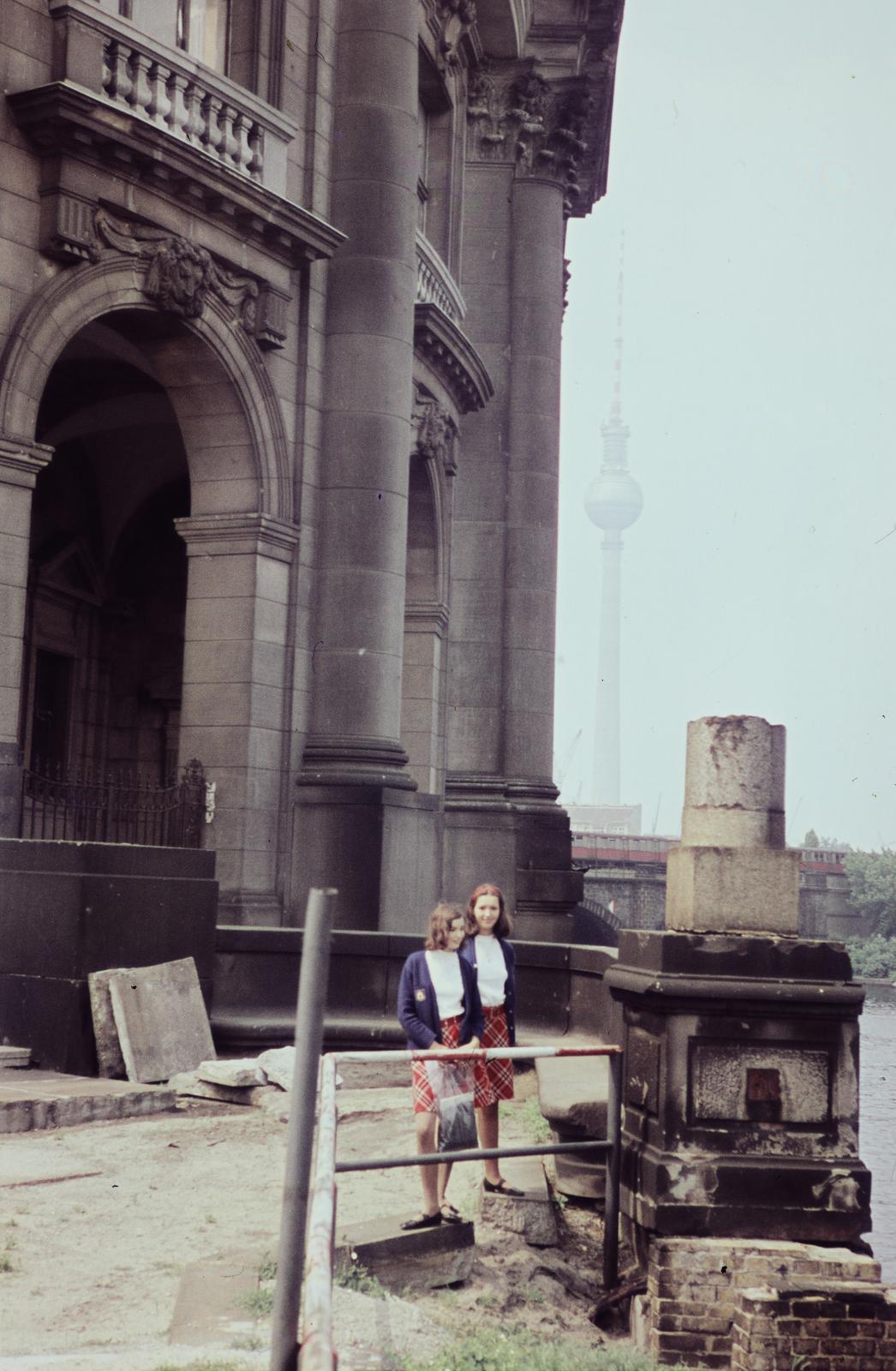 Németország, Berlin, Kelet-Berlin, Múzeum-sziget, a felvétel a Berlini dóm előtt készült. Háttérben a TV torony sziluettje., 1970, Szomolányi József, szoknya, színes, kardigán, Fortepan #302914