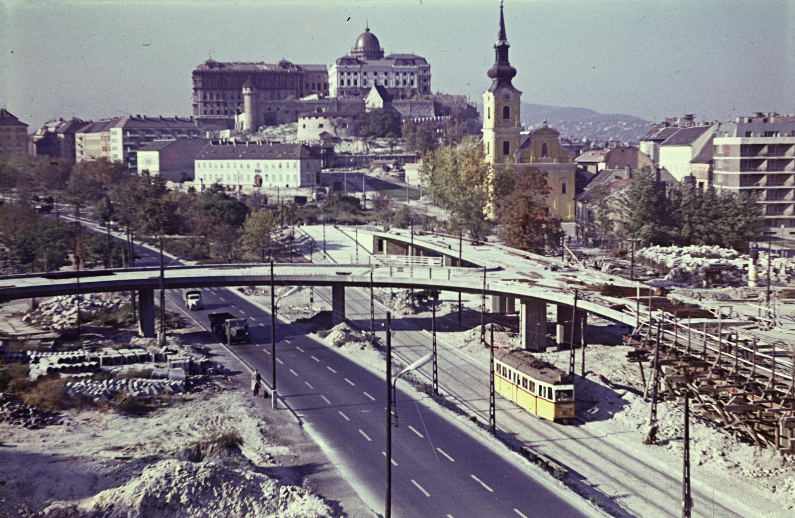 Magyarország, Budapest I., kilátás a Gellért-hegyről a Budavári Palota (korábban Királyi Palota) és az Alexandriai Szent Katalin-templom felé. Előtérben az Erzsébet híd lehajtójának építése., 1964, Szomolányi József, építkezés, madártávlat, színes, felüljáró, tömegközlekedés, villamos, templom, palota, Budapest, Fortepan #302924