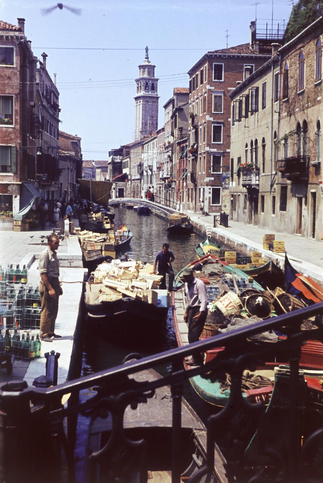 Olaszország, Velence, a Rio di San Barnaba a Ponte San Barnaba-ról a Ponte dei Pugni felé nézve. Balra a Campo San Barnaba, szemben a Chiesa di Santa Maria del Carmelo tornya., 1969, Szomolányi József, színes, csatorna, gyaloghíd, szállítás, csónak, Fortepan #302938