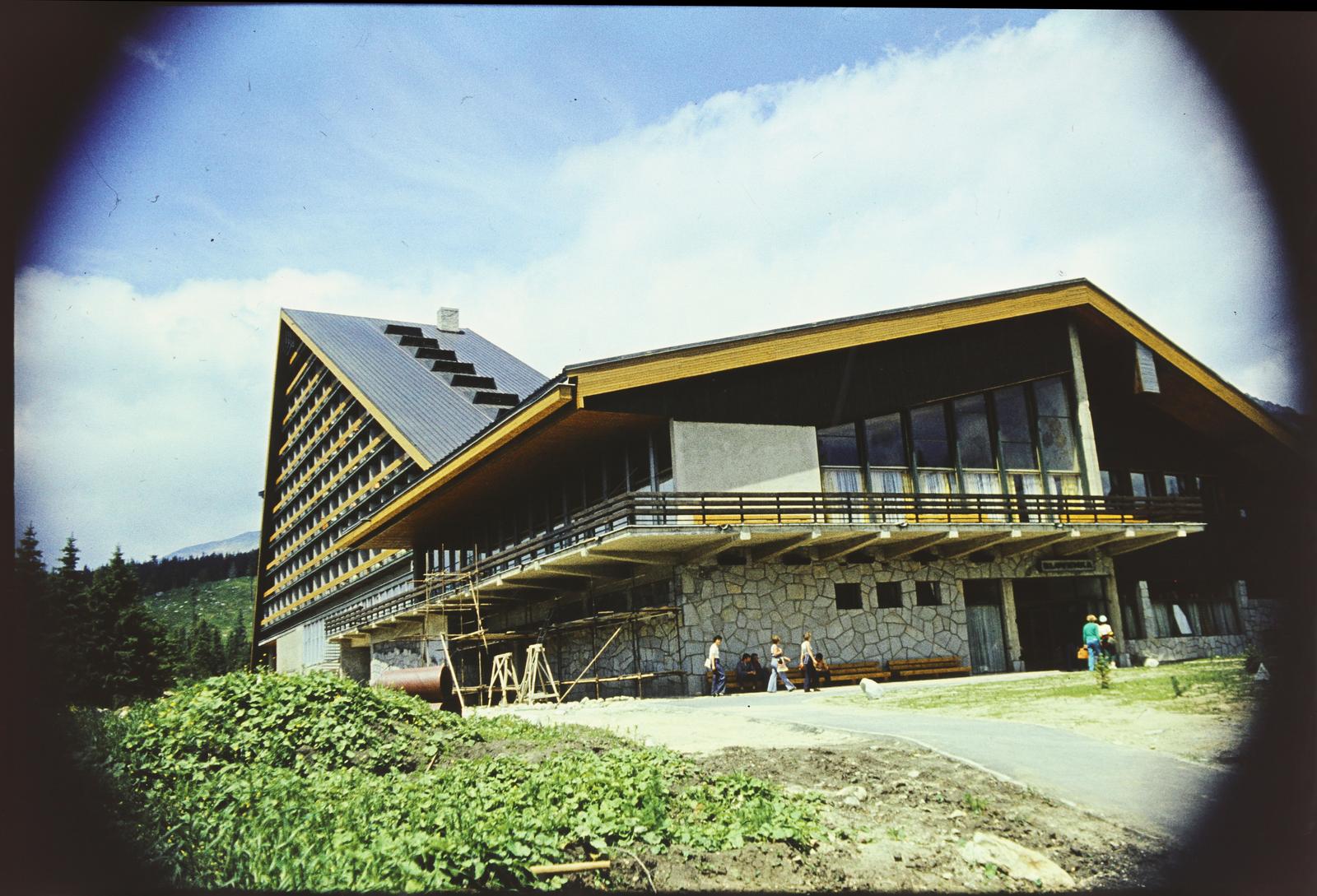 Szlovákia,Magas-Tátra, Csorbató, Patria Hotel., 1974, Szomolányi József, modern építészet, színes, Fortepan #302940